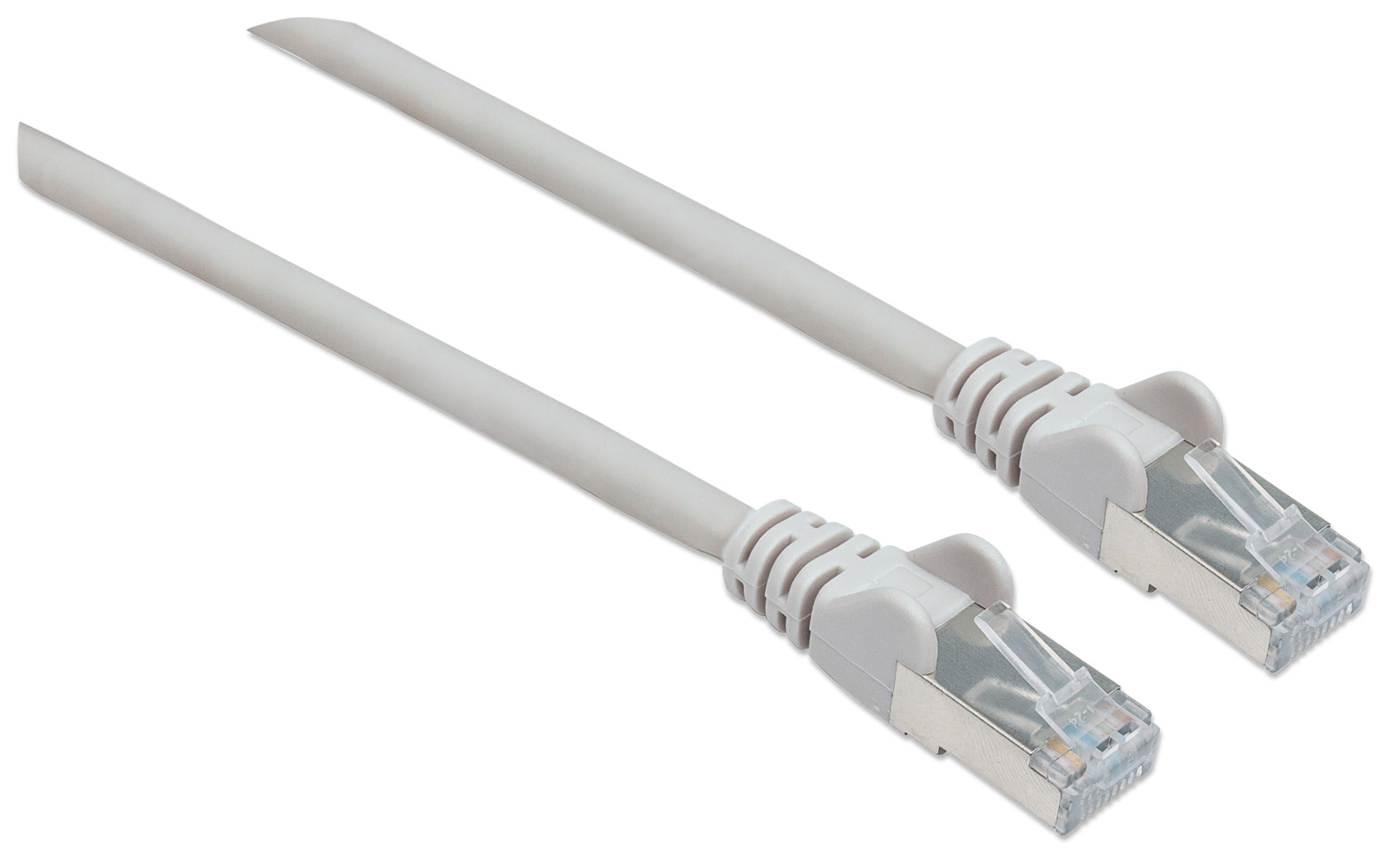 Due cavi di rete bianchi con connettori RJ45 su sfondo bianco.
