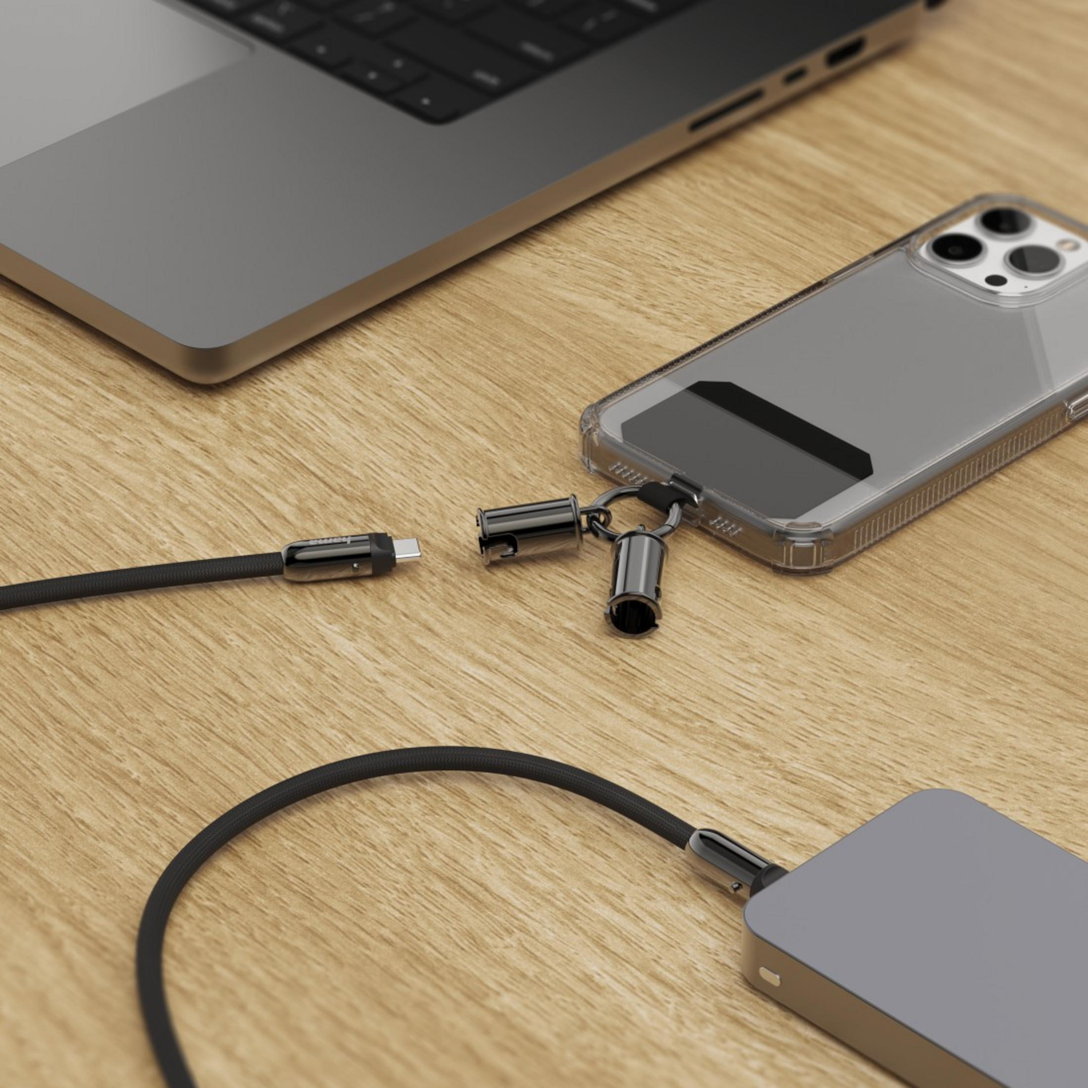 Un laptop, uno smartphone, un cavo di ricarica e un power bank su un tavolo di legno.