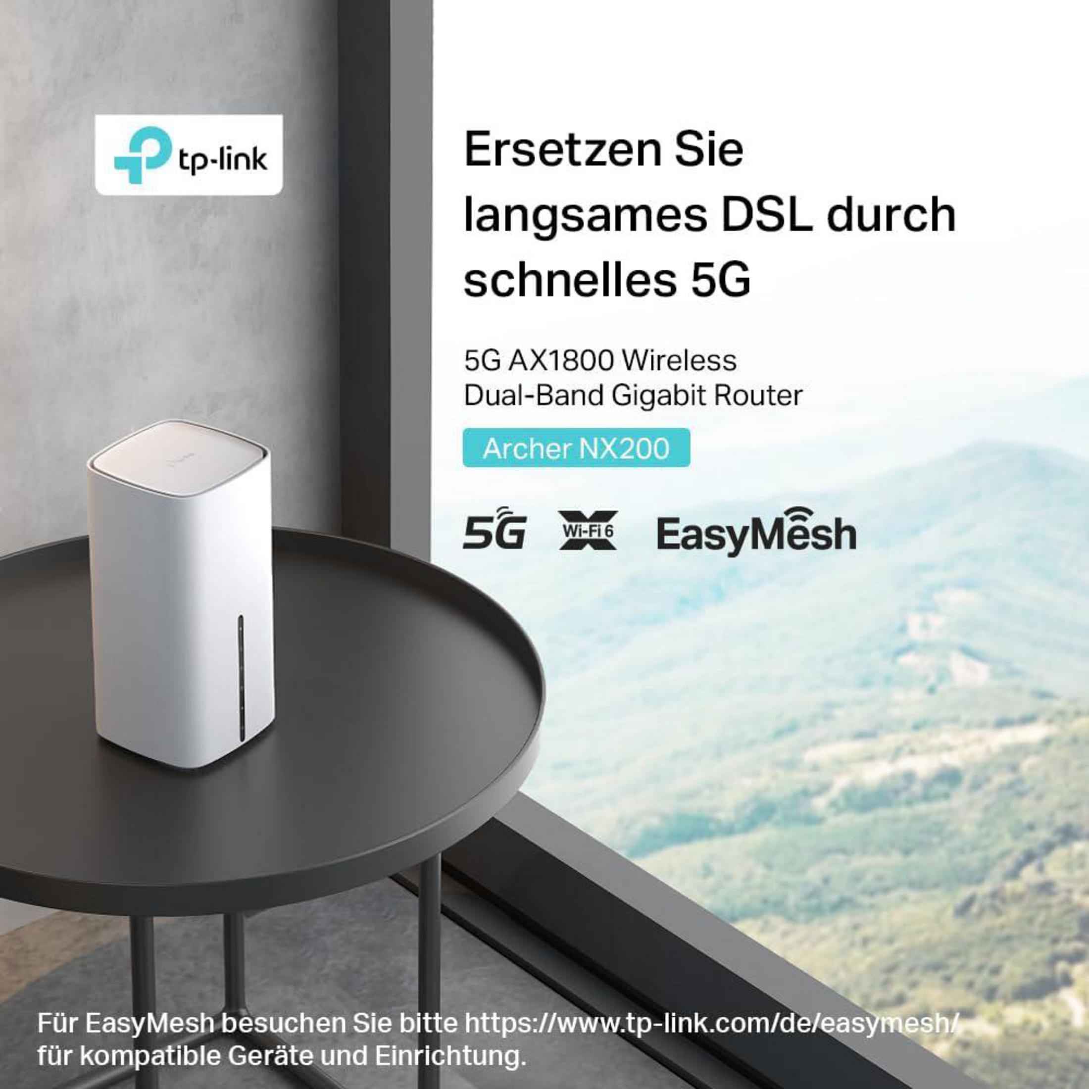 Ein weißer TP-Link Archer NX200 5G Router steht auf einem Tisch vor einem Fenster mit Bergen.