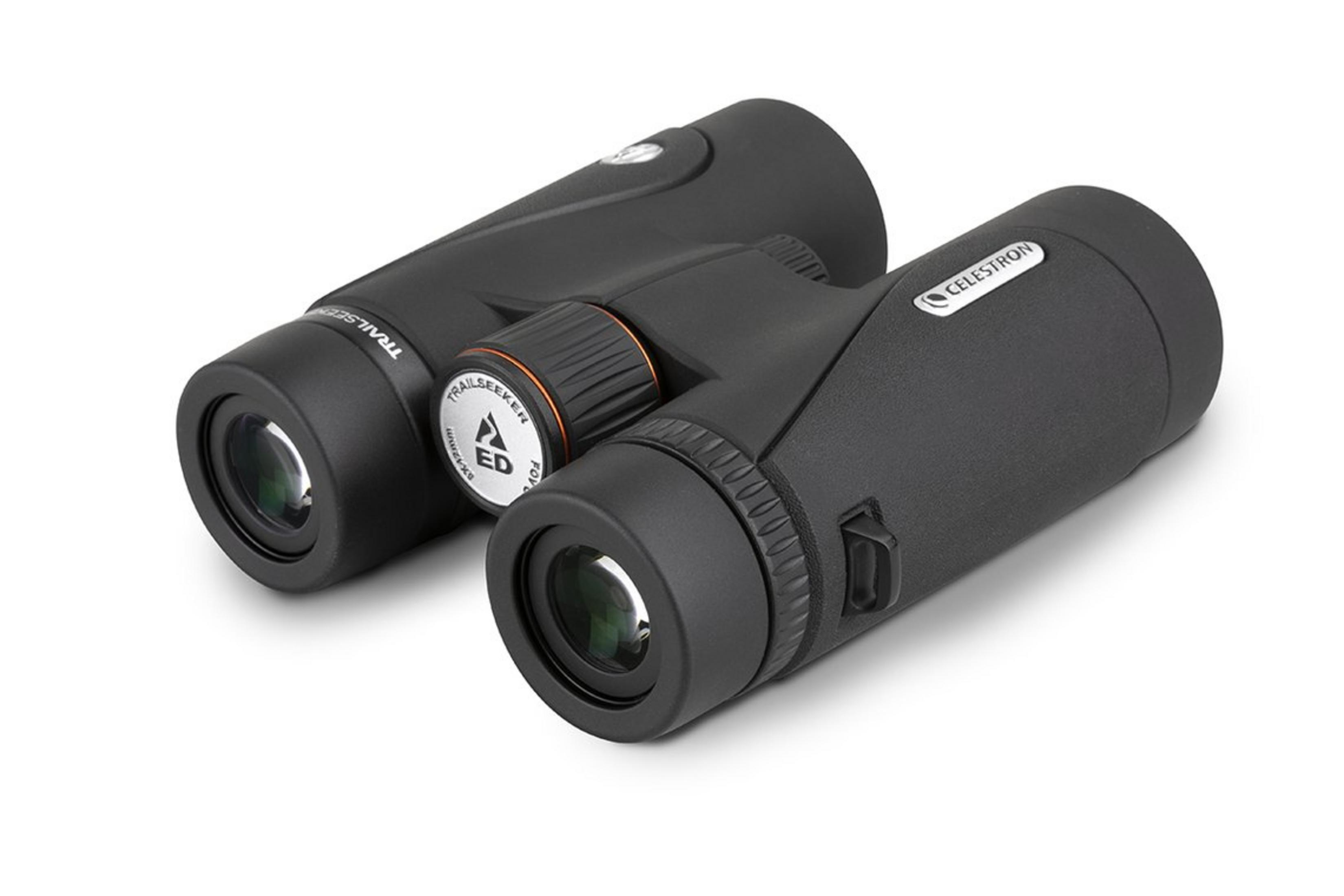 Zwei schwarze Celestron Trailseeker Ferngläser mit orangefarbenen Akzenten auf weißem Grund.