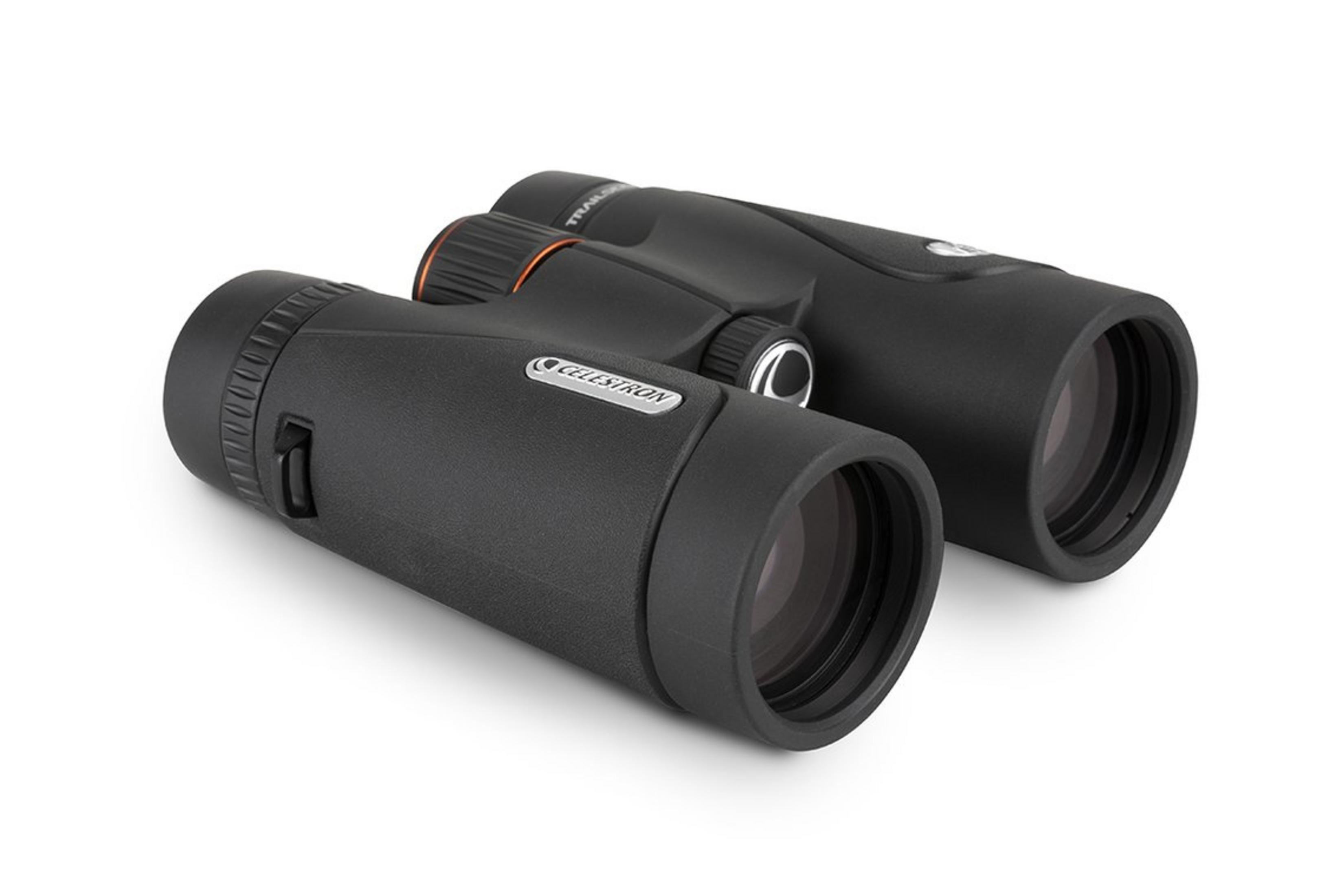 Zwei schwarze Celestron-Ferngläser auf weißem Hintergrund.