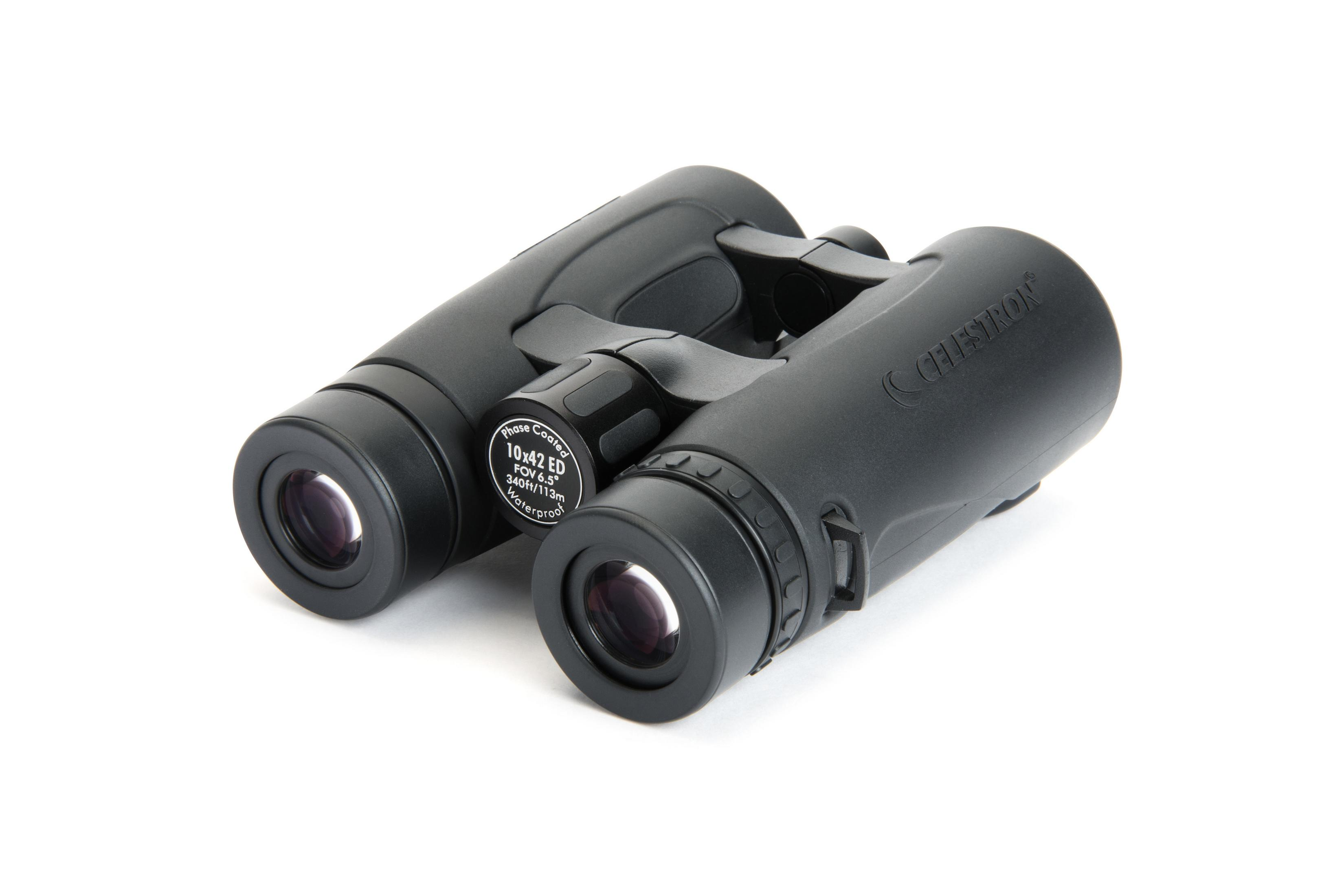 Schwarze Celestron Ferngläser mit 10x42 ED-Spezifikation, auf weißem Hintergrund.