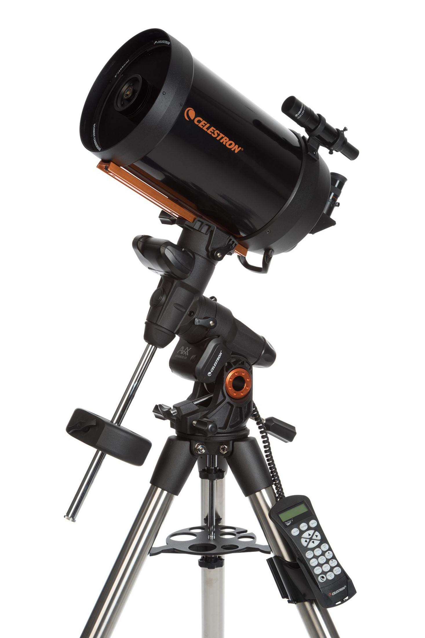Ein schwarzes Celestron-Teleskop auf einem Stativ mit Fernbedienung.