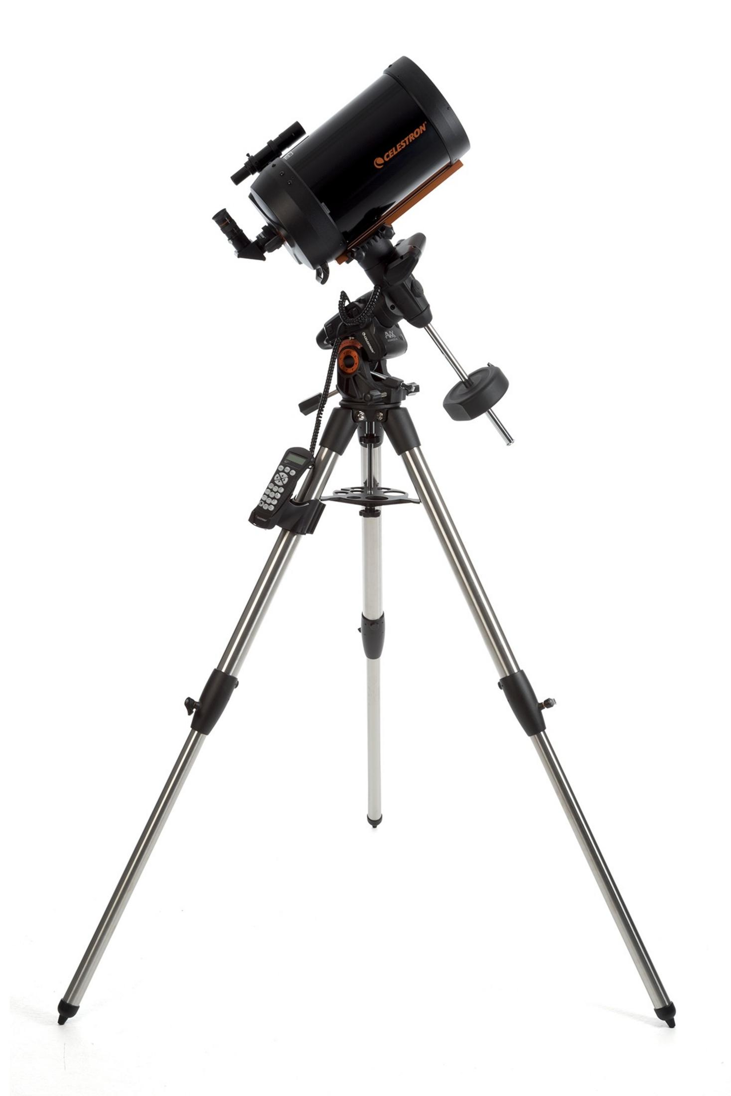 Ein schwarzes Celestron-Teleskop auf einem silbernen Stativ mit Fernbedienung.