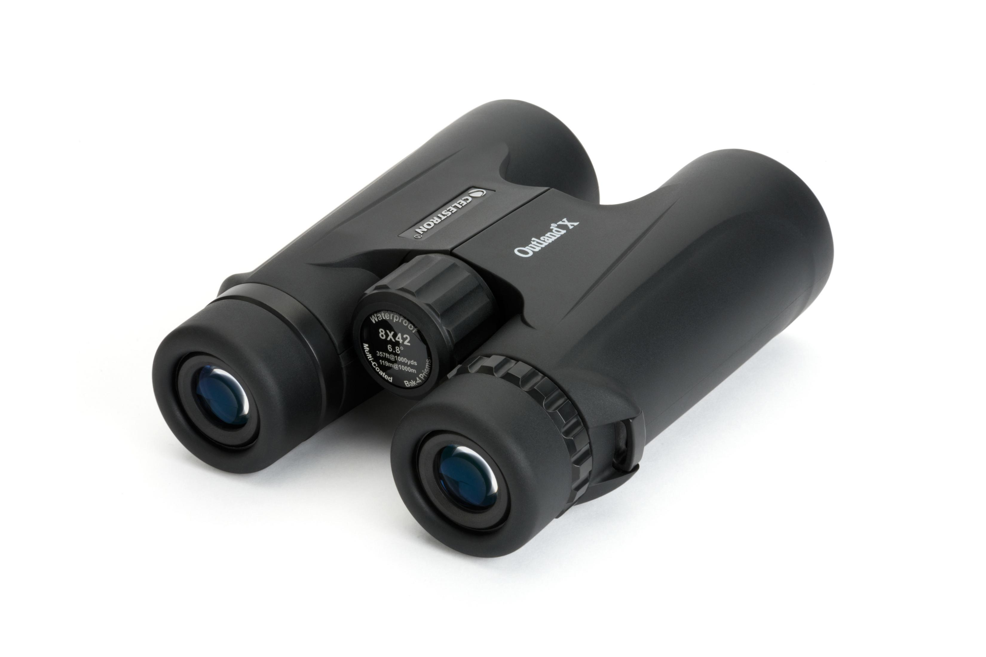Schwarze Celestron Outland X Ferngläser mit Fokusrad und Beschriftung.