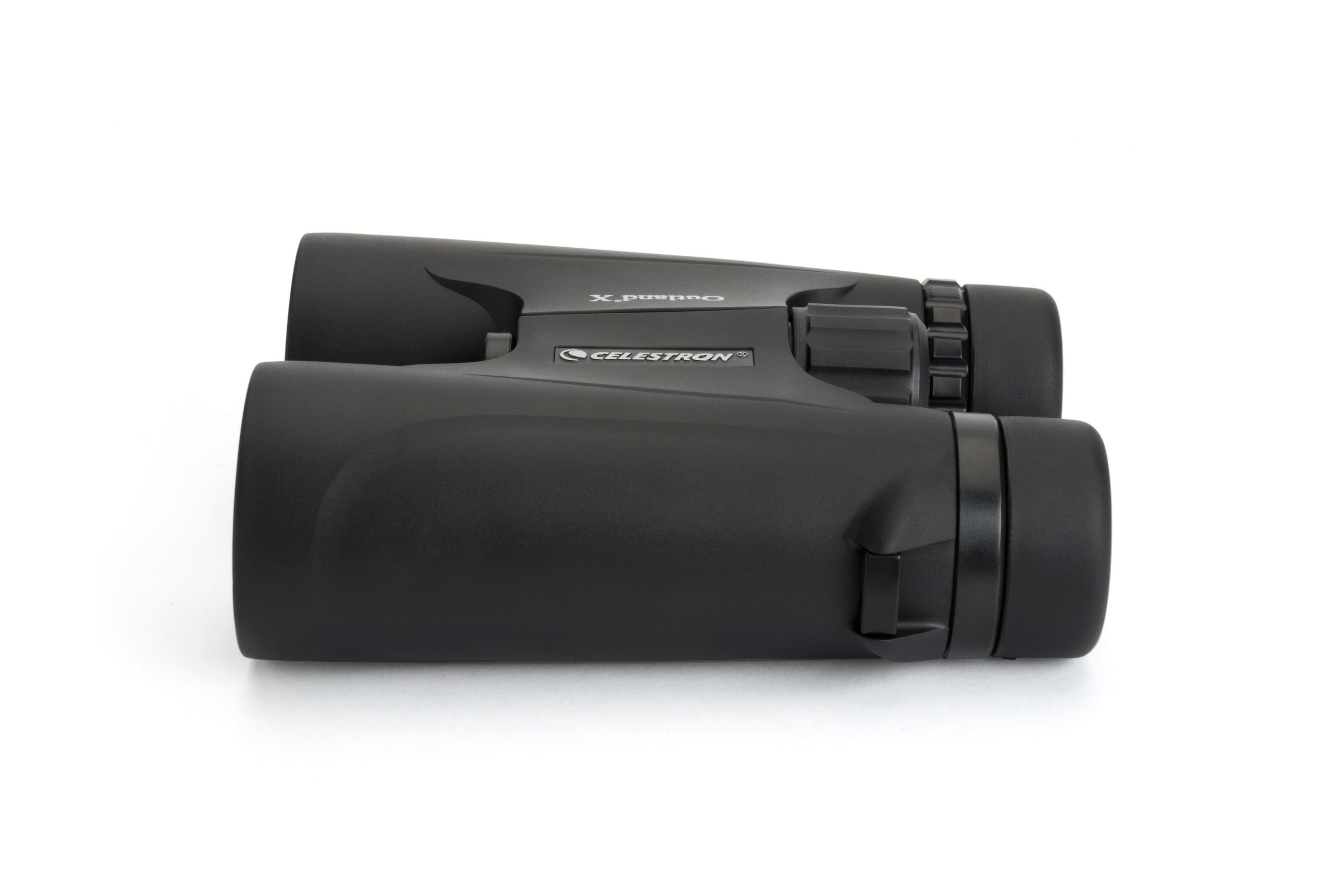 Schwarze Celestron Fernglas mit Fokusrad und Bandhalterung auf weißem Hintergrund.