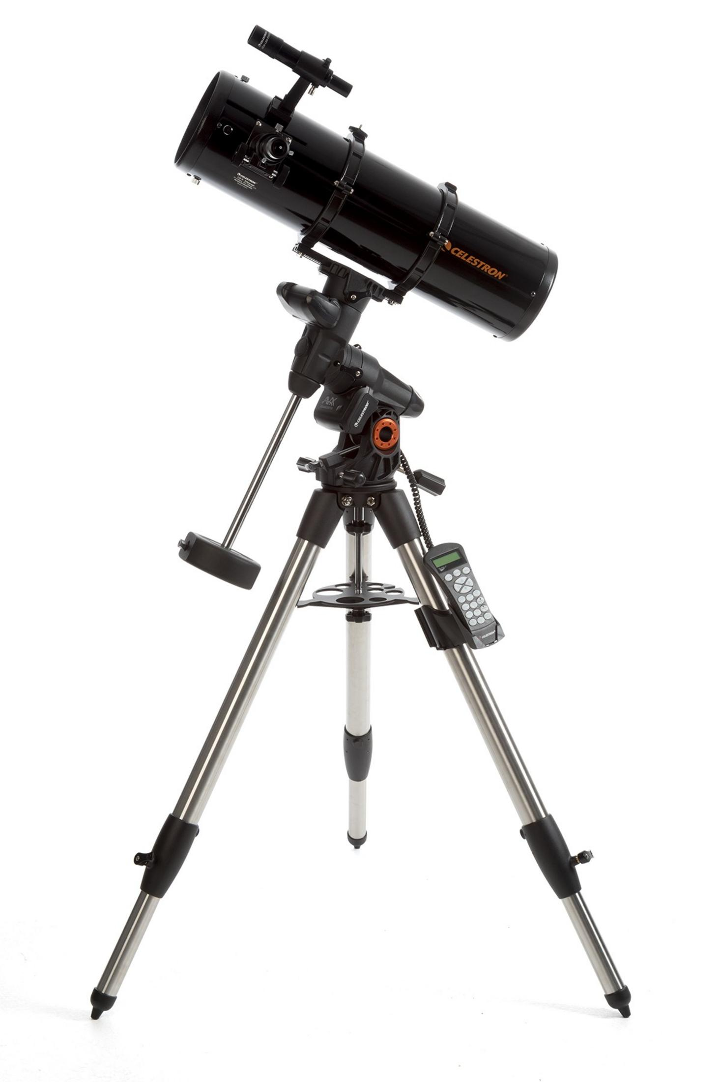 Ein schwarzes Teleskop mit Sucherfernrohr auf einem Stativ mit Fernbedienung.