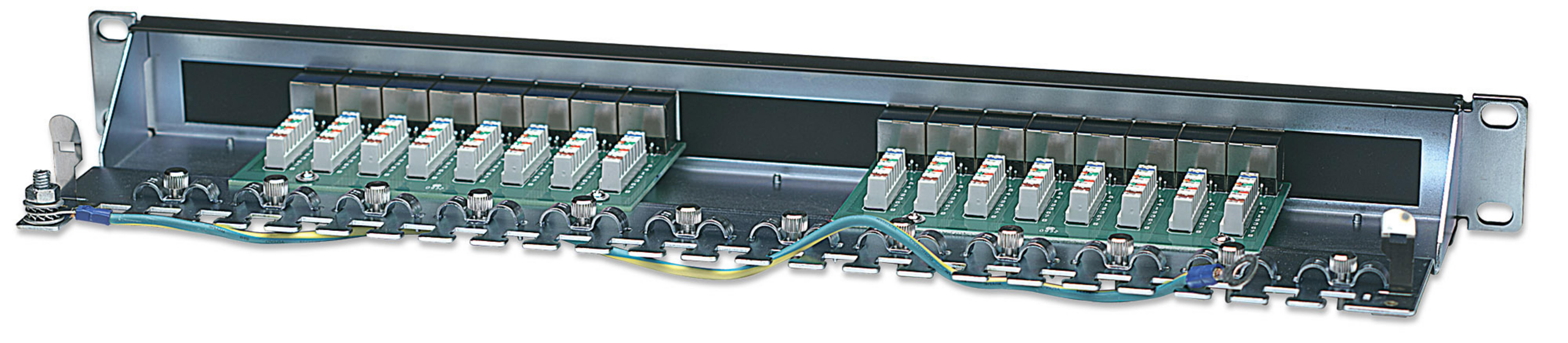 Un pannello rack con porte di rete, cavi e viti.