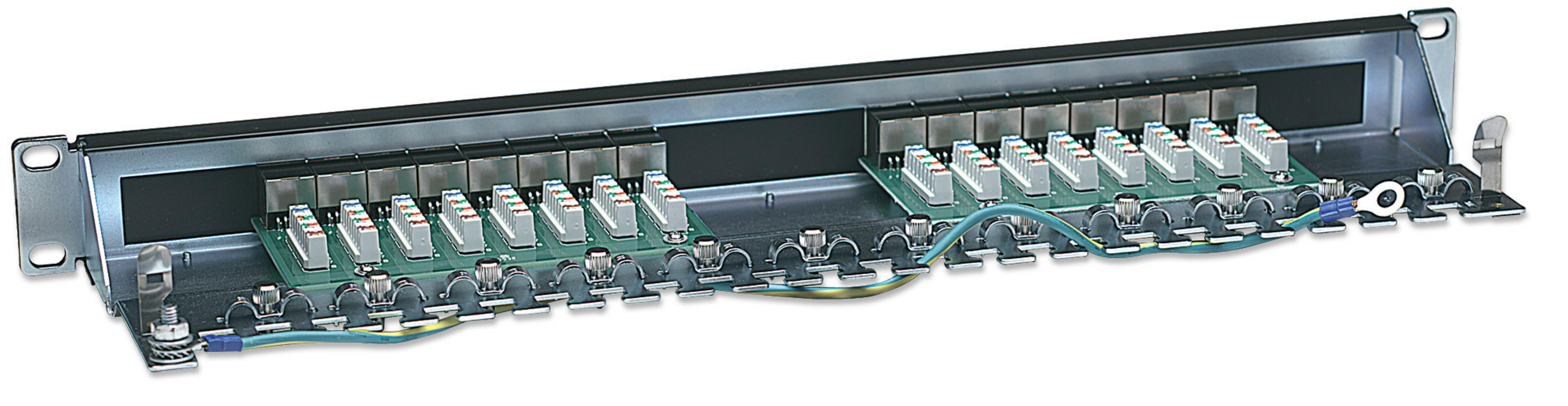 Un pannello di permutazione da 24 porte con molti connettori e cavi in un rack.