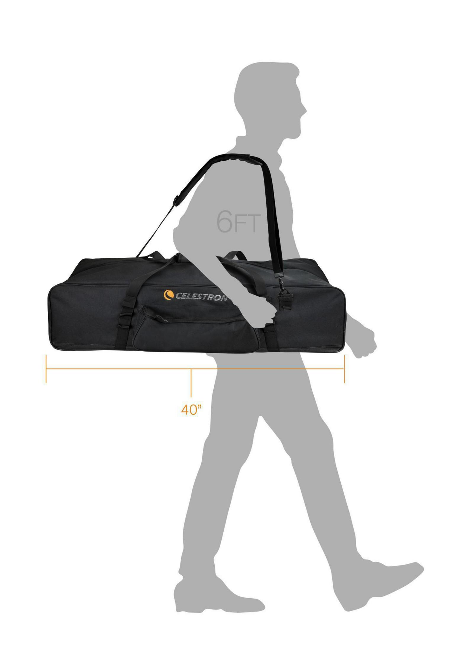 Mann trägt schwarze Celestron-Tasche, 40 Zoll lang und 6 Fuß hoch.