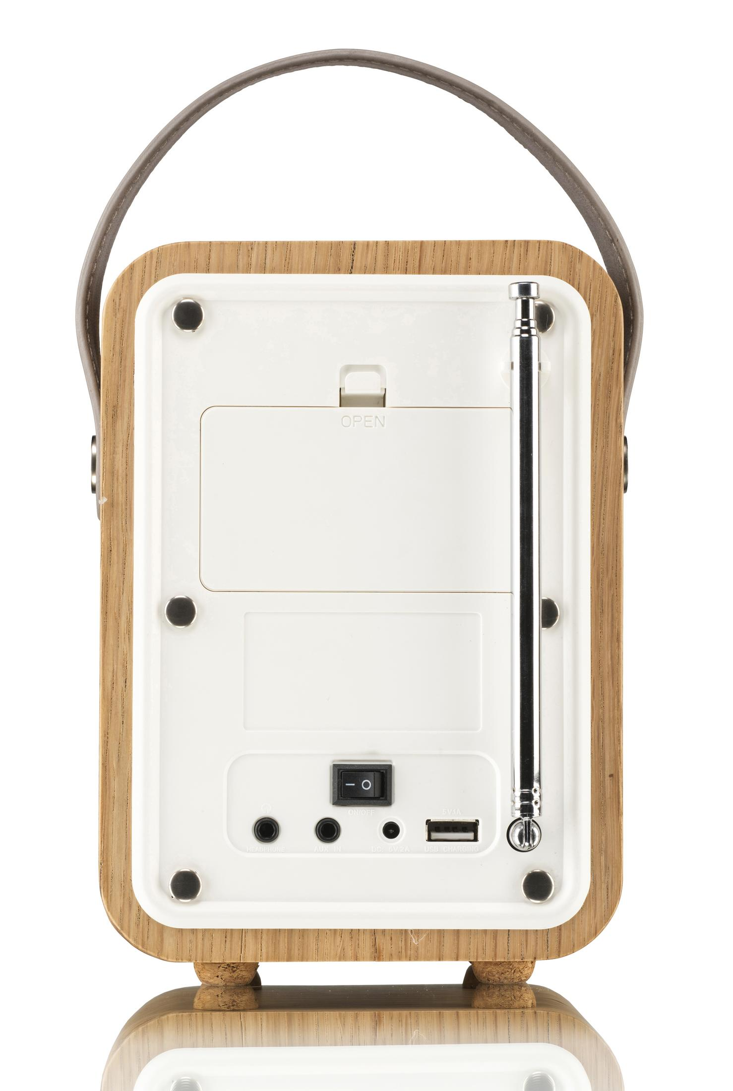 Rückseite eines Holzradios mit ausziehbarer Antenne, Schalter und Anschlüssen.