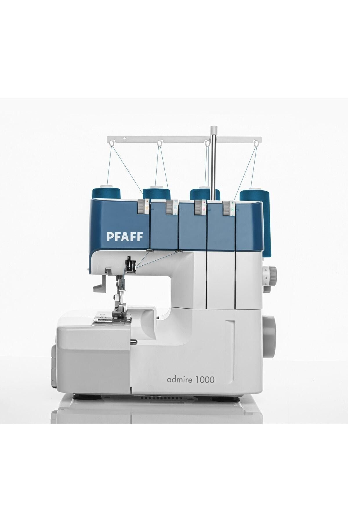 Mavi ve beyaz Pfaff dikiş makinesi, iplik makaralarıyla, Admire 1000 modeli.