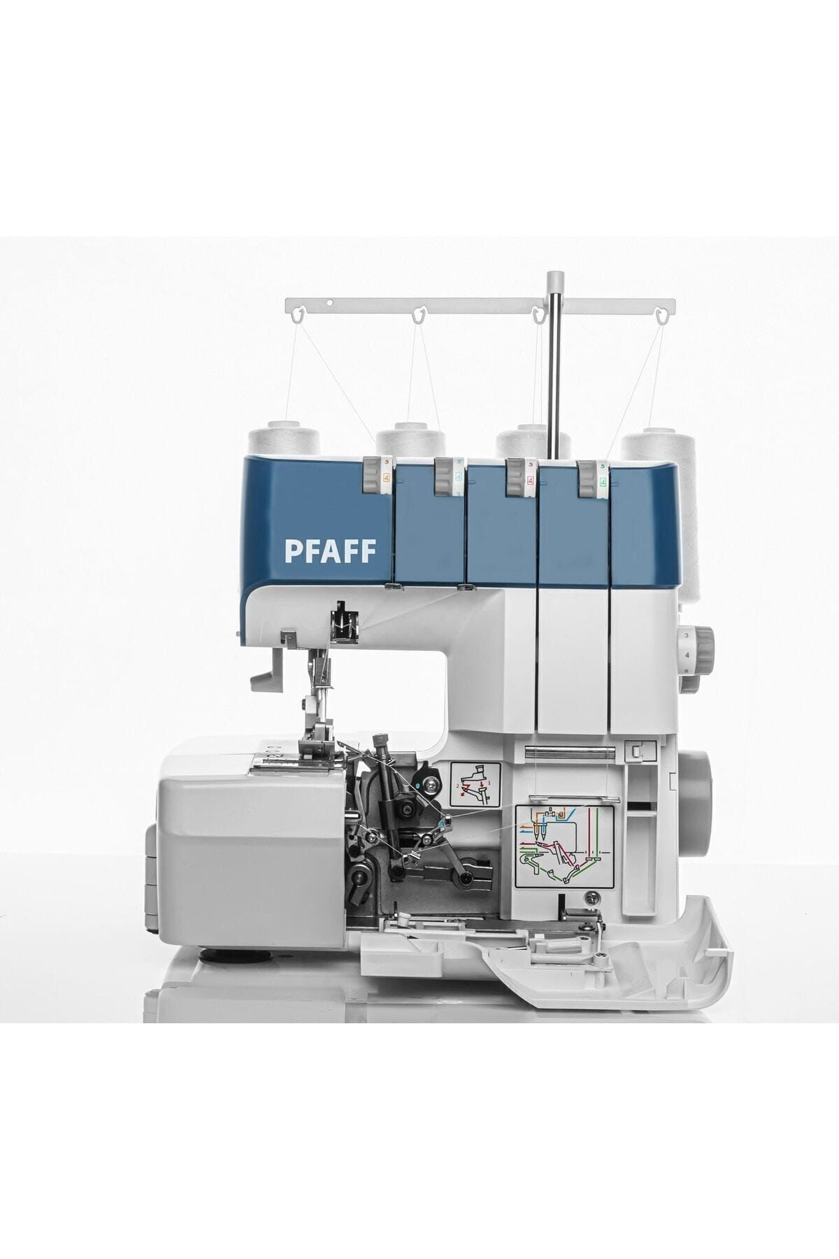 İplik makaraları olan bir stand üzerinde beyaz Pfaff overlok dikiş makinesi yakın çekim.
