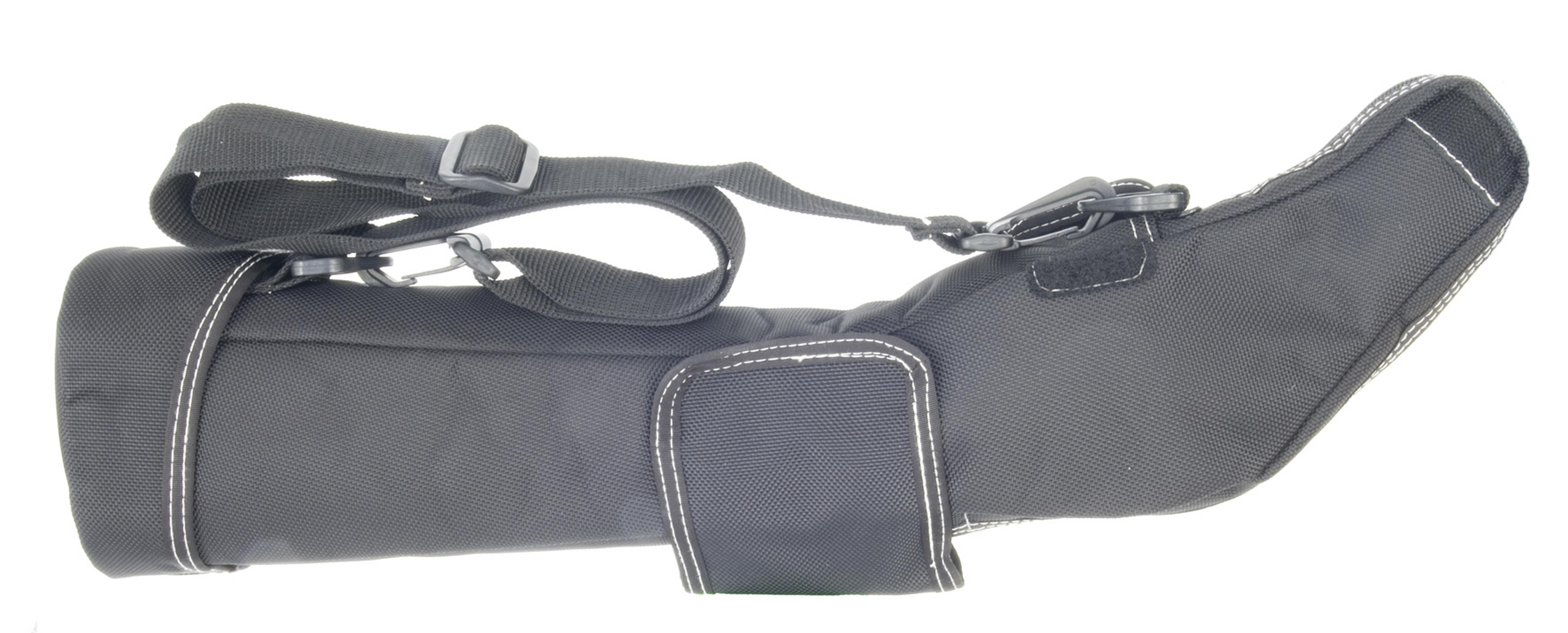 Schwarze Tasche mit Tragegurt und Klettverschluss, weiß gesteppt.