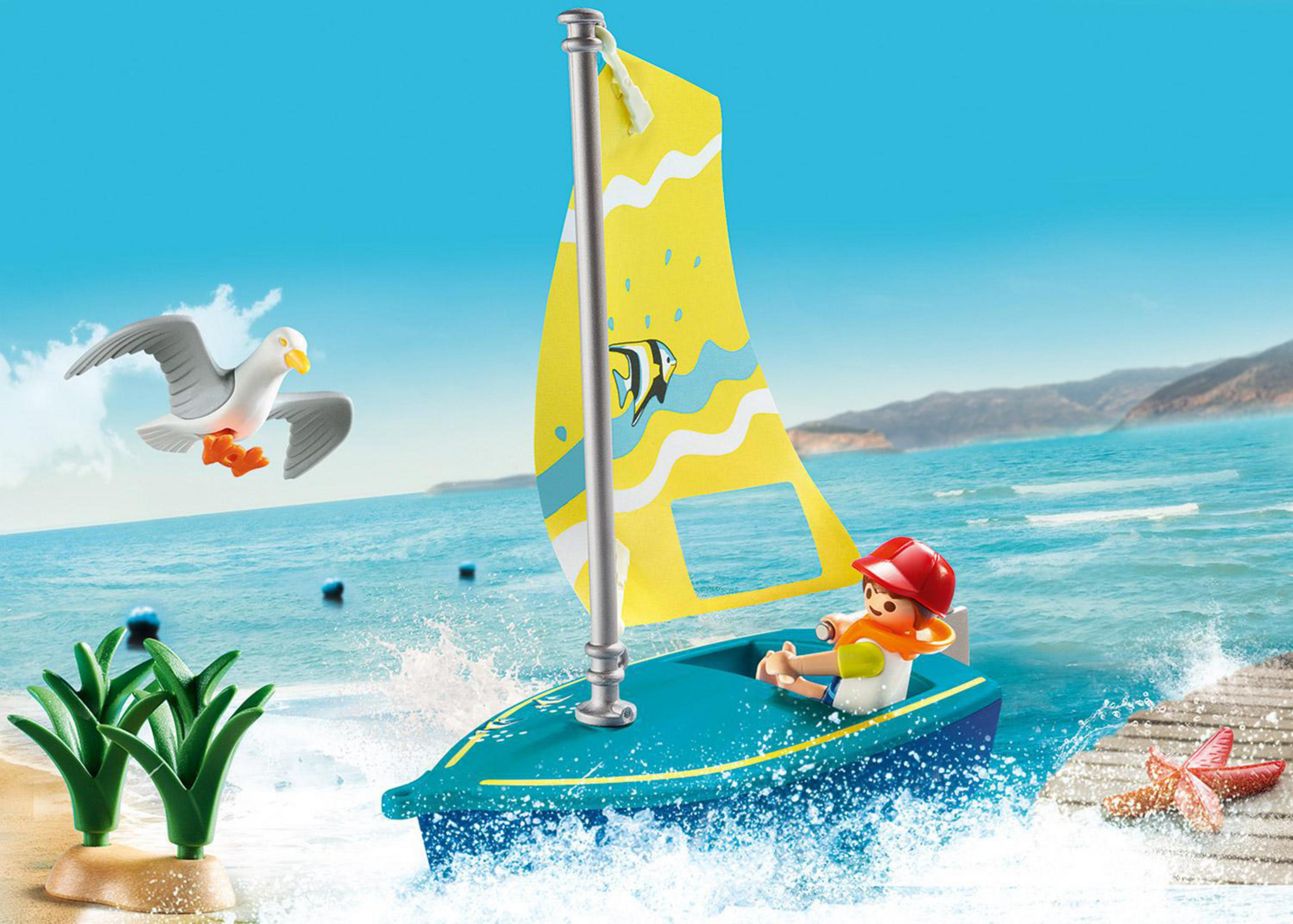 Bambino in barca naviga su mare blu, gabbiano vola, stella marina sul molo.
