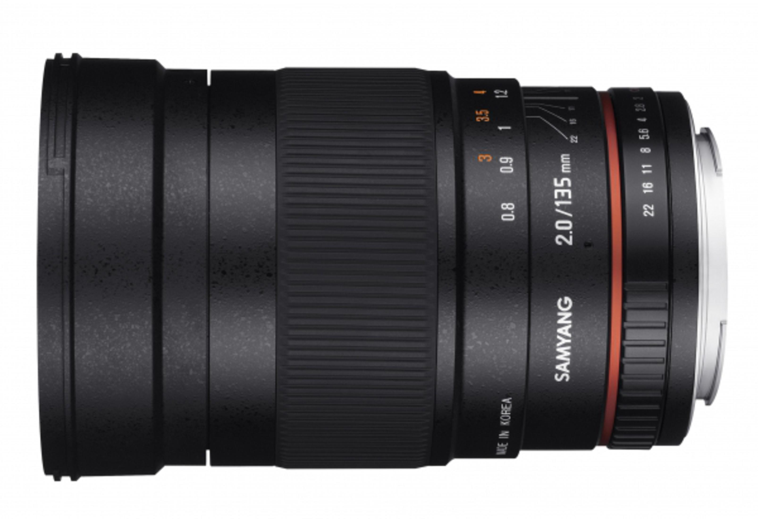 Un obiettivo Samyang nero 2.0/135mm con ghiere di messa a fuoco e apertura.