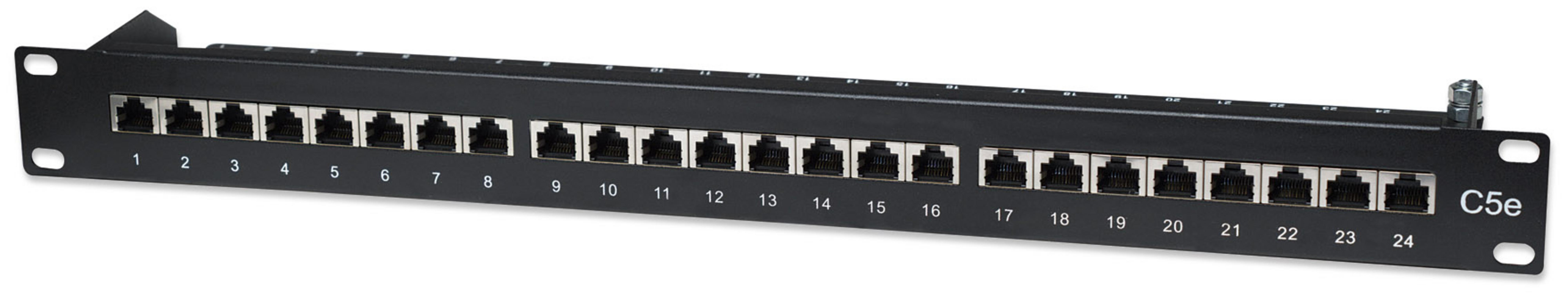 Un patch panel nero da 24 porte con porte Ethernet e numerazione.