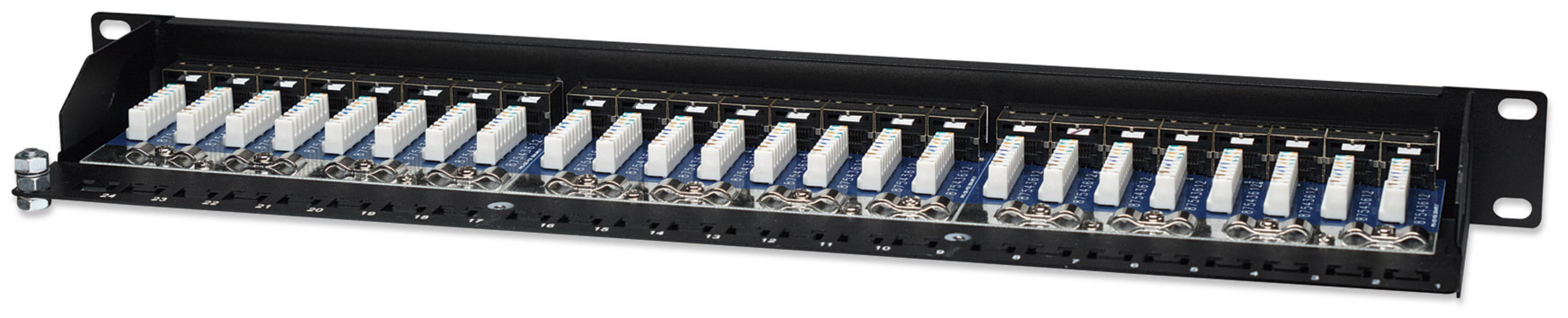 Un pannello patch nero per montaggio rack con 24 connettori RJ45 bianchi, numerati 1-24.