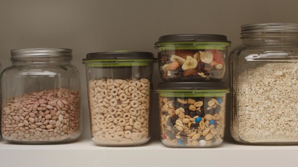 Barattoli contenenti fagioli, cereali, frutta secca, noci e avena.