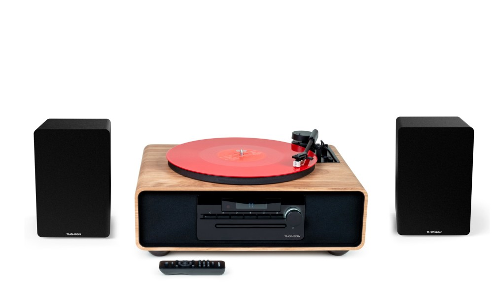 Gramofon z czerwoną płytą winylową, dwoma czarnymi głośnikami i pilotem.