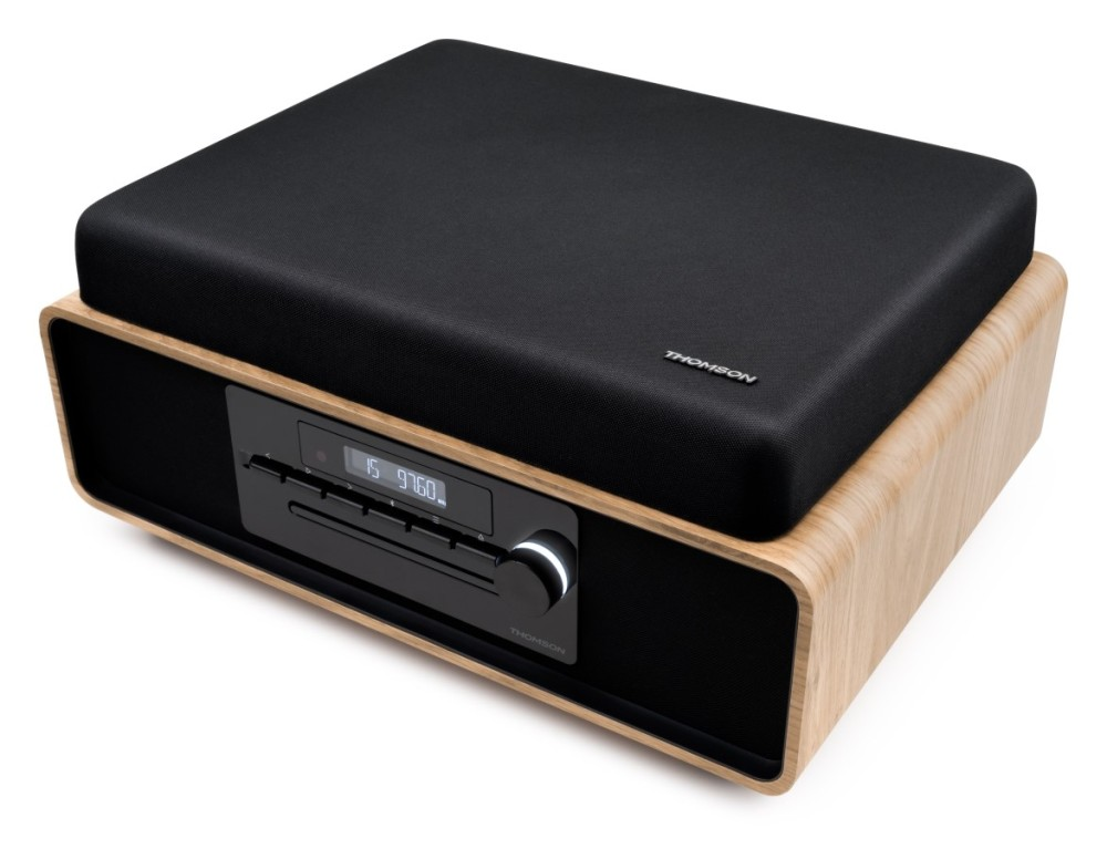 Un dispositivo audio THOMSON con copertura altoparlante nera e cassa in legno.