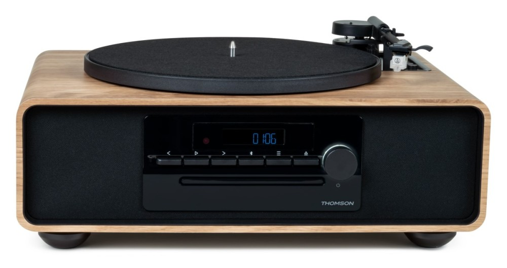 Una radio giradischi in legno con altoparlanti neri e display digitale.