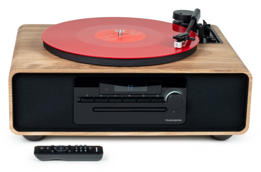 Gramofon z czerwoną płytą, czarnym panelem sterowania i pilotem.
