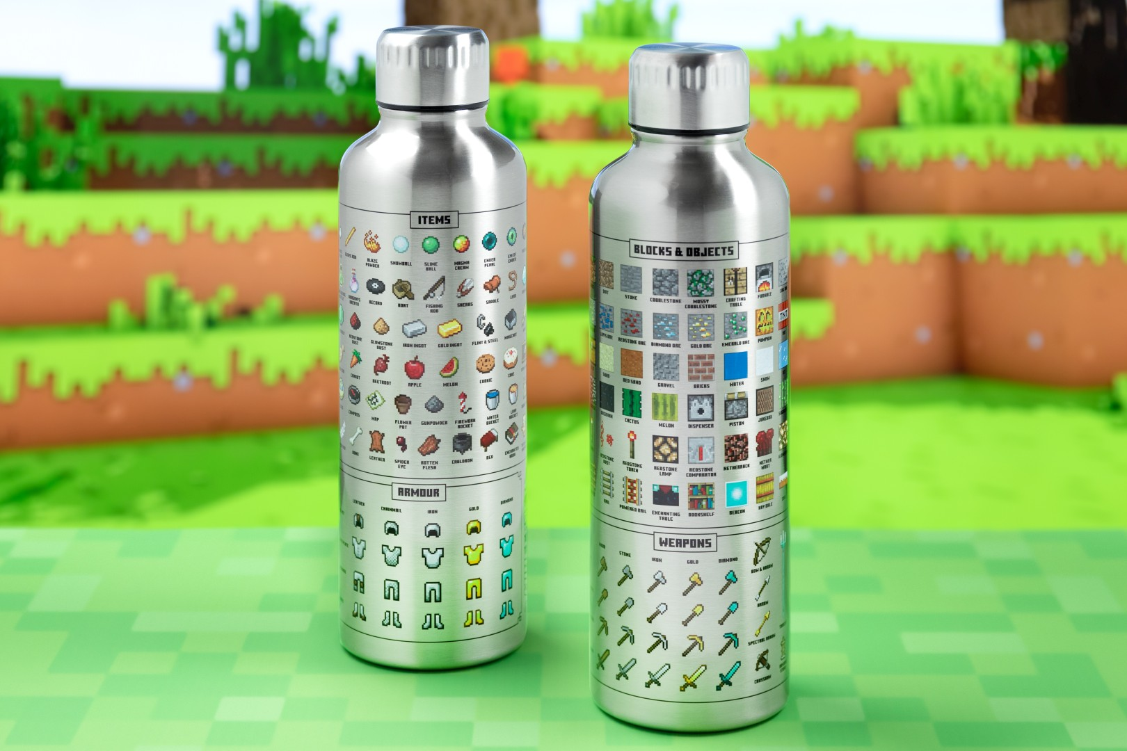 Dos botellas de agua de metal temáticas de Minecraft con arte de píxeles de ítems, bloques, armaduras y armas.