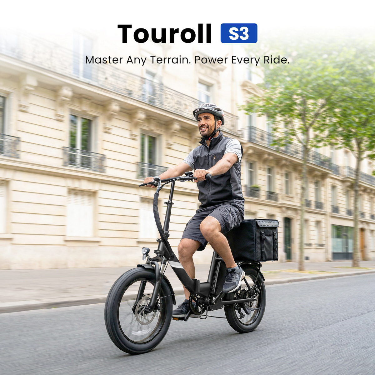 Mann fährt ein schwarzes E-Bike mit Gepäcktasche auf einer Straße in Paris.