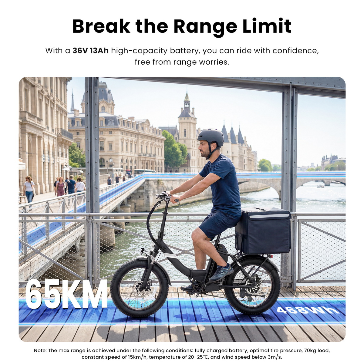 Mann fährt E-Bike mit 65 km Reichweite über eine Brücke in Paris.