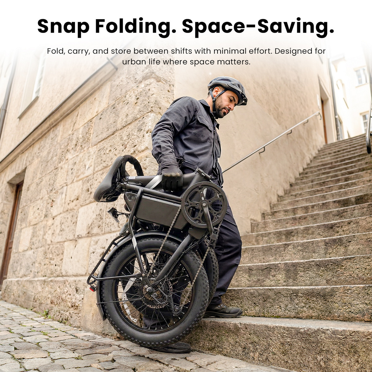 Ein Mann mit Helm trägt ein zusammengeklapptes schwarzes Fahrrad eine Steintreppe hinauf.