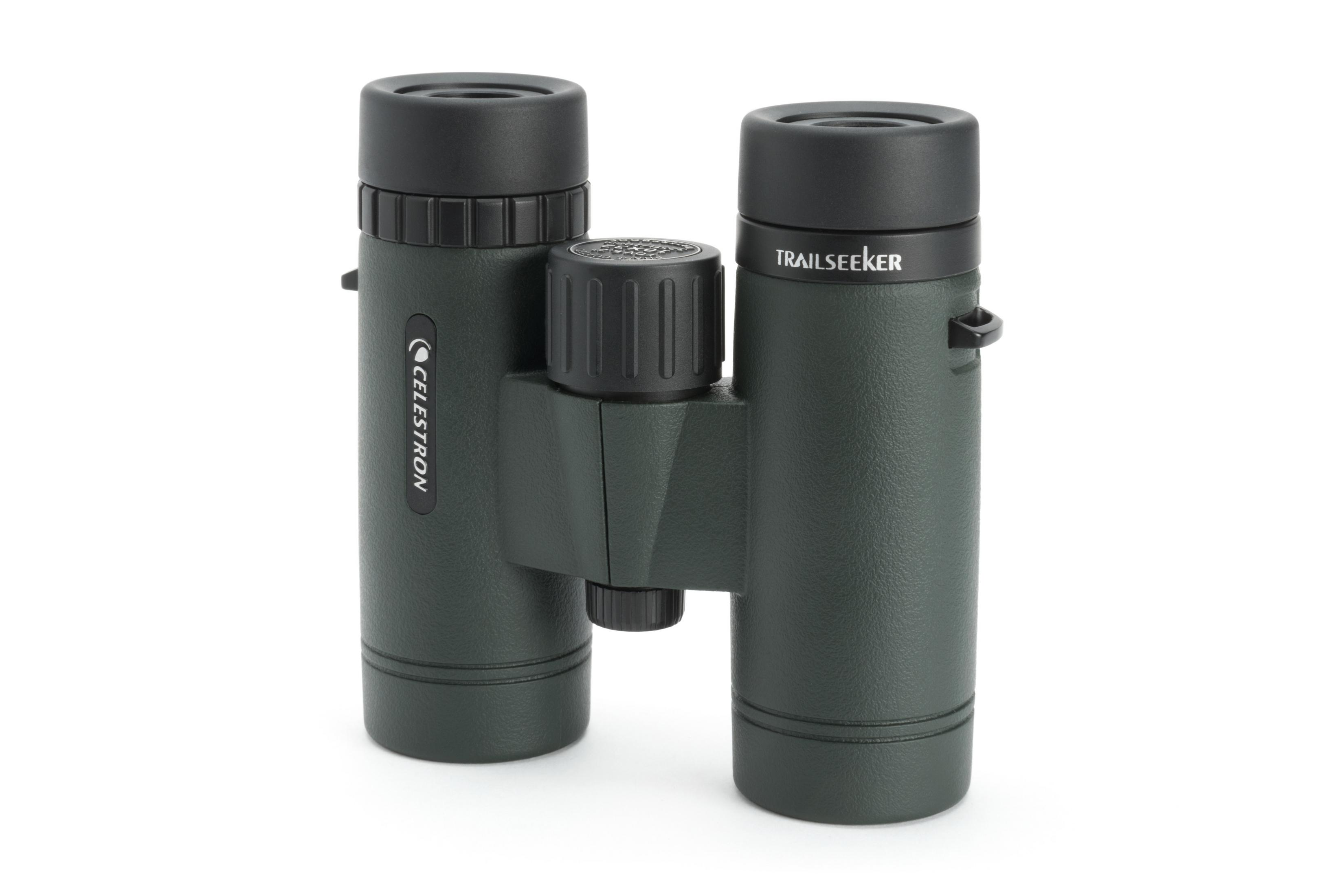 Dunkelgrüne Celestron Trailseeker Ferngläser mit schwarzer Fokussierlinse.