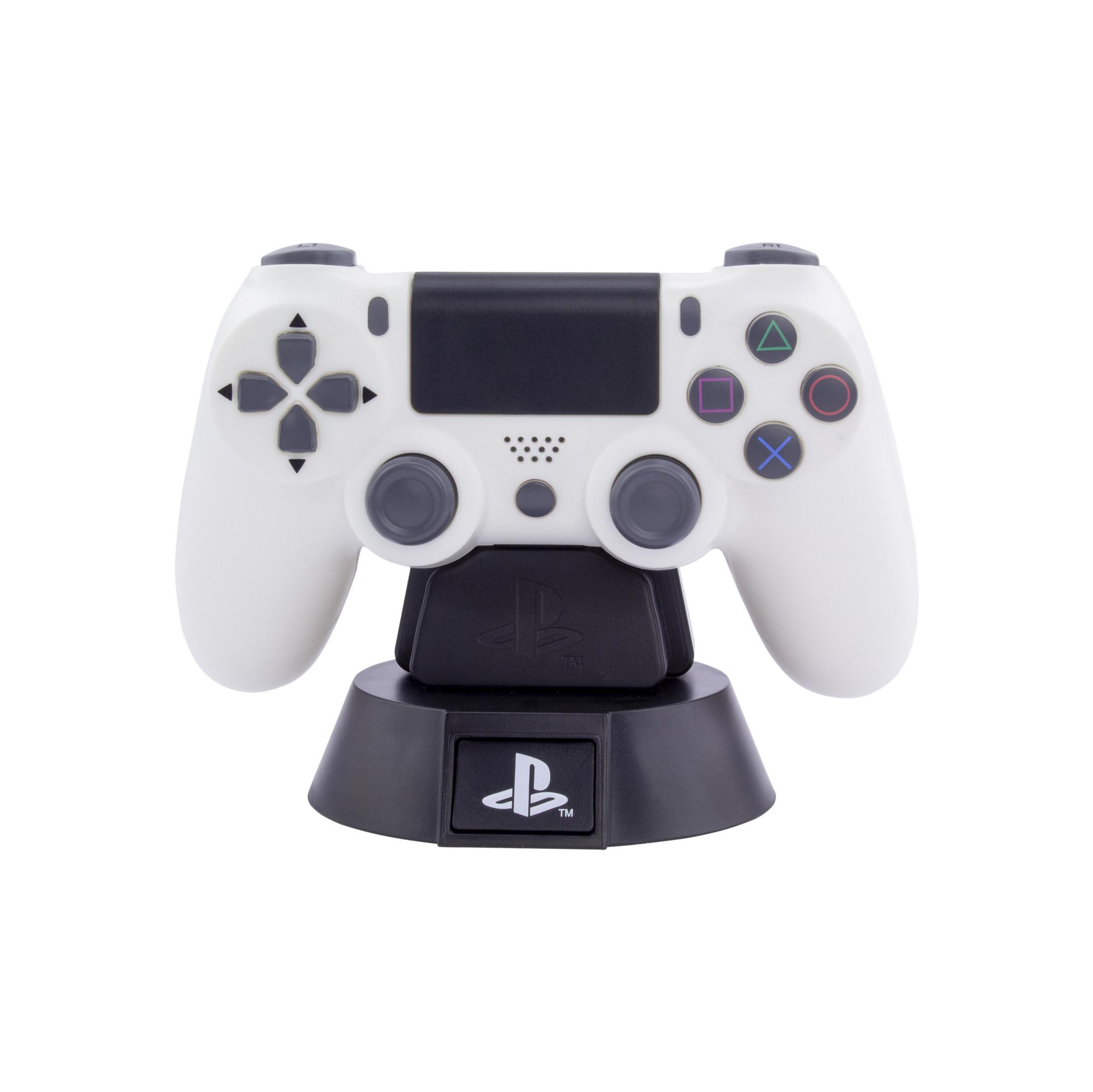 Un mando blanco de PlayStation descansa sobre un soporte negro con el logo de PlayStation.