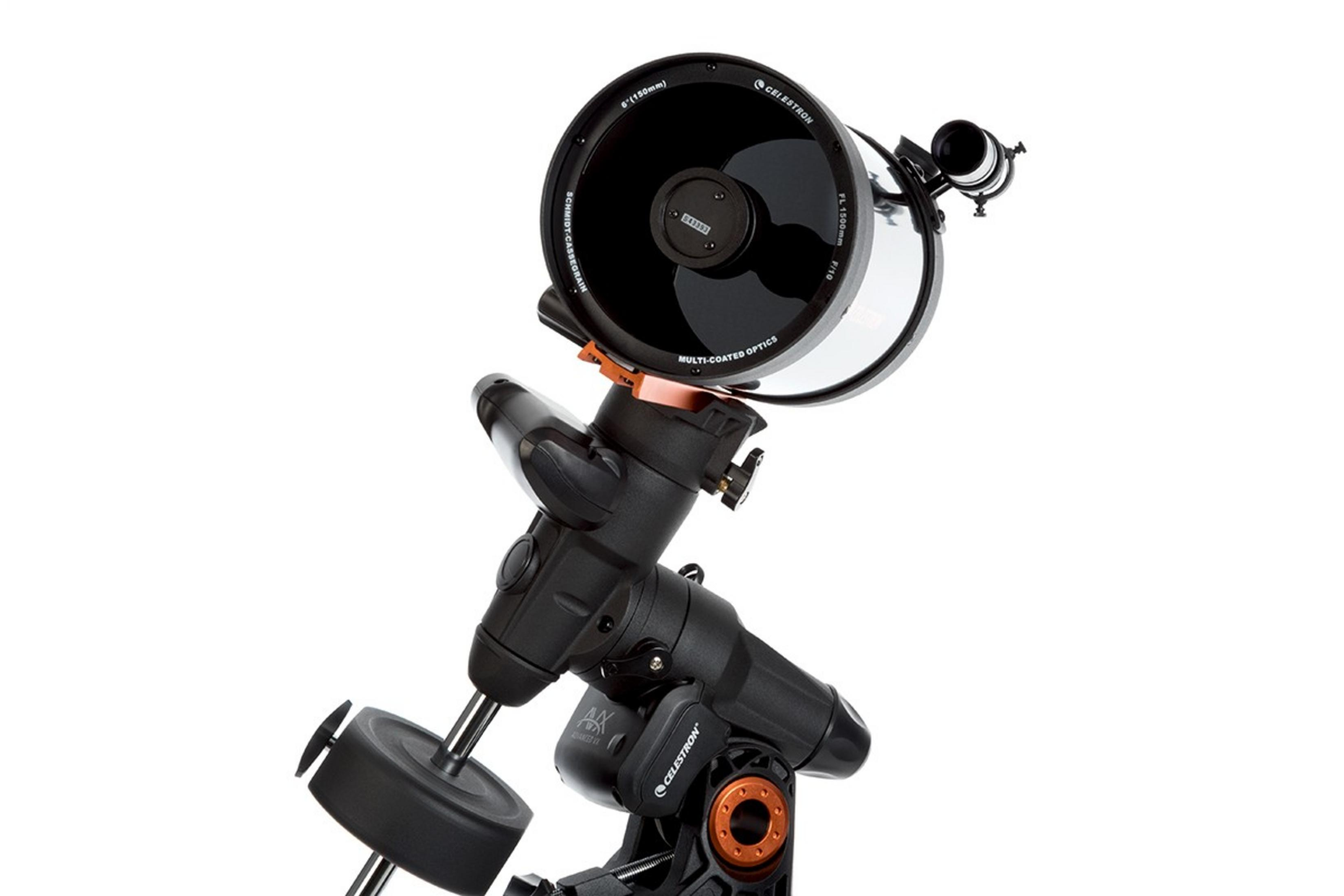 Ein Celestron Schmidt-Cassegrain Teleskop mit Montierung, weißer Hintergrund.