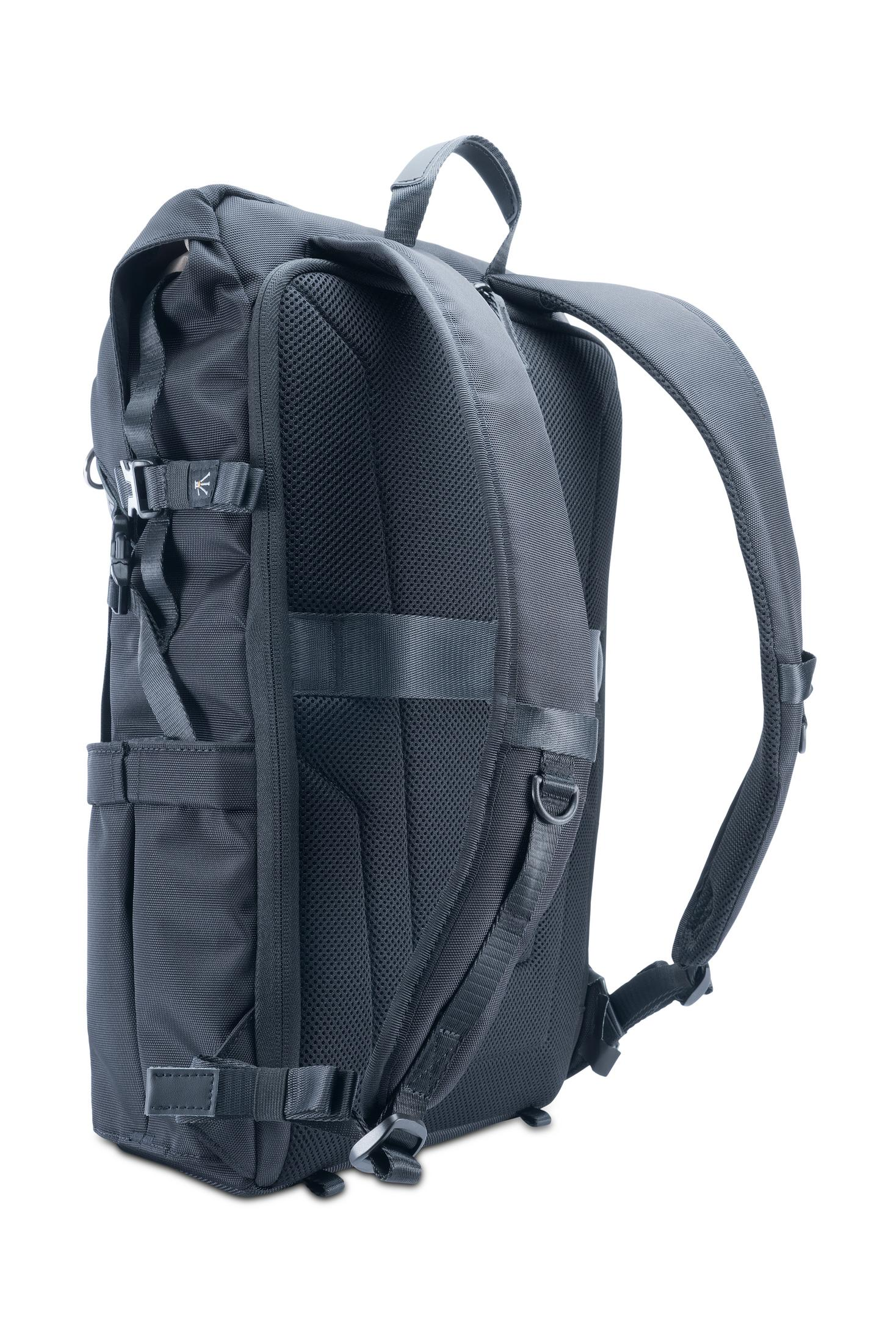 Schwarzer Rucksack mit gepolstertem Rücken und Schultergurten, weiße Hintergrund.