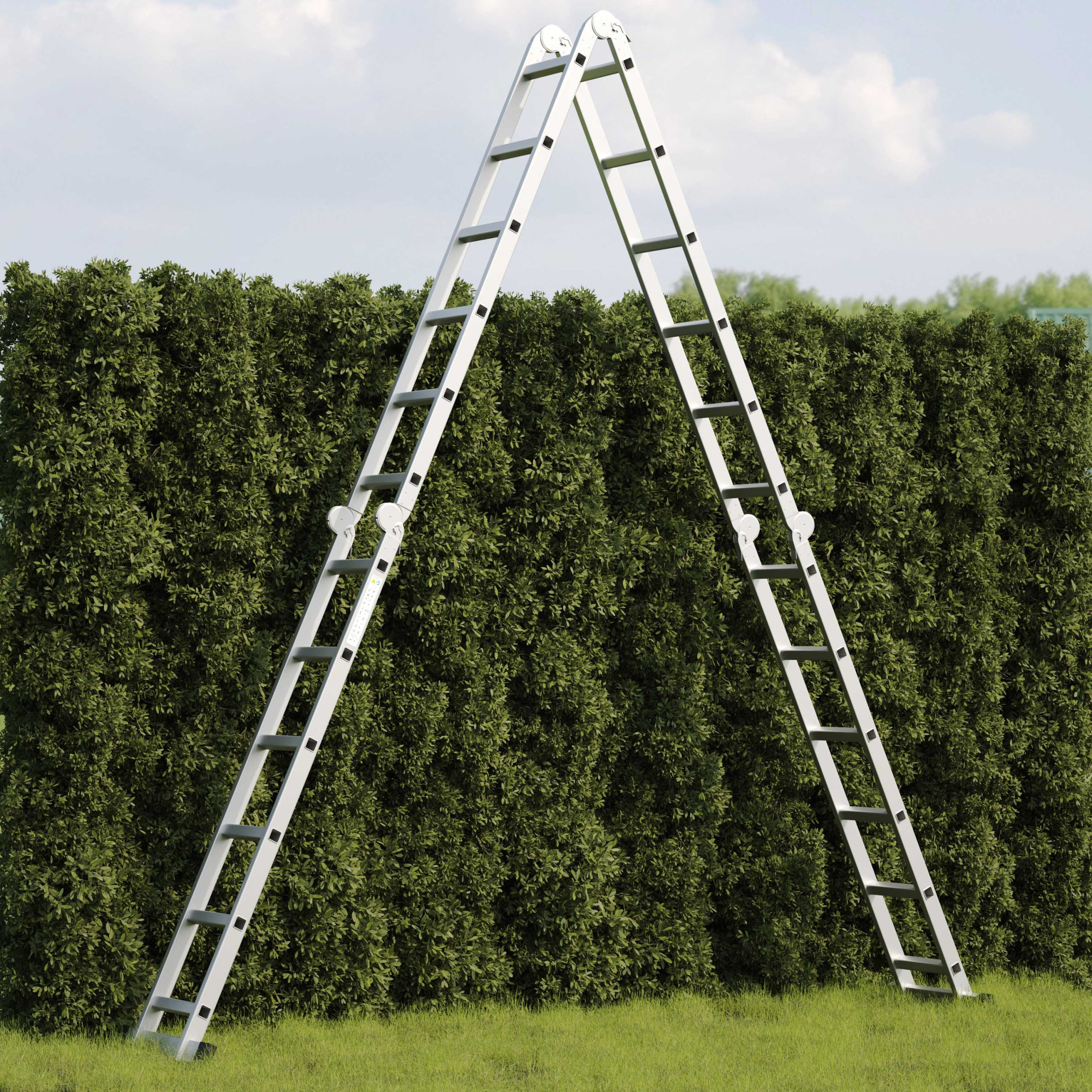 Een zilveren ladder staat in A-vorm voor een dichte groene heg.