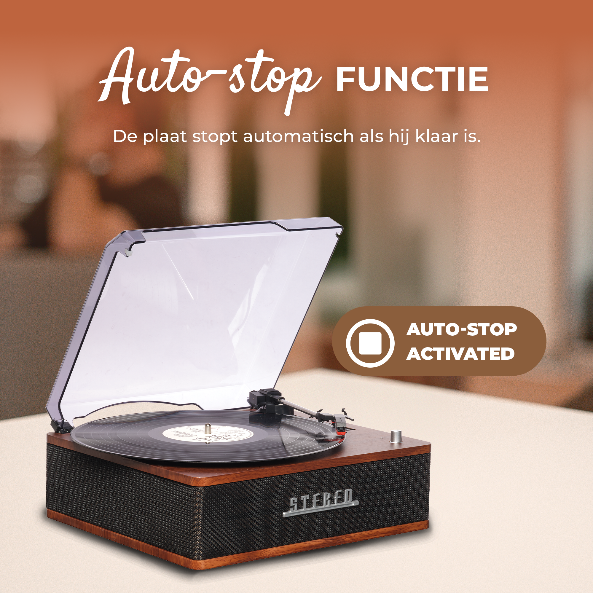 Une platine vinyle en bois avec fonction d'arrêt automatique et un disque.