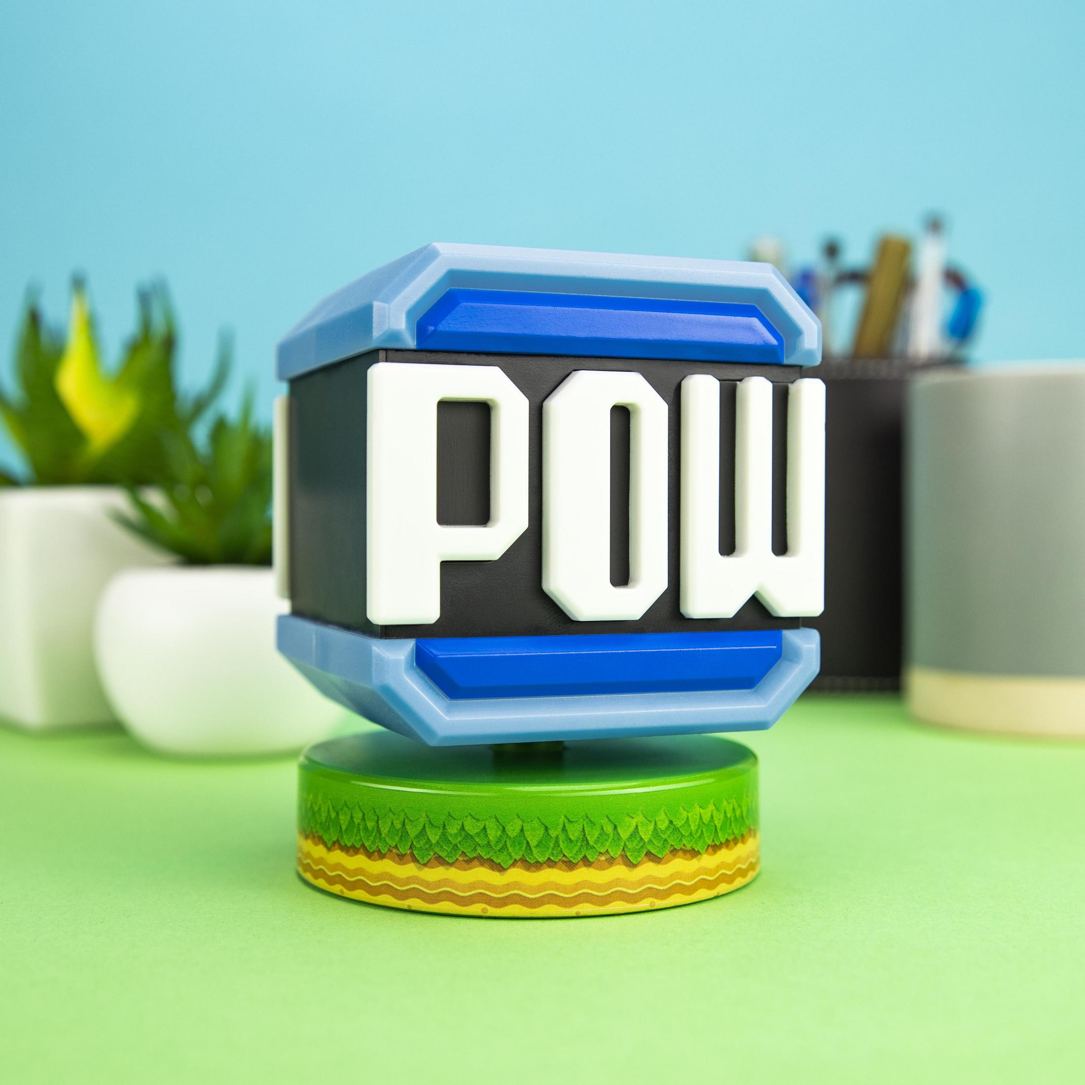 Ein POW-Block mit einem Spielästhetik-Sockel auf einem grünen Schreibtisch.
