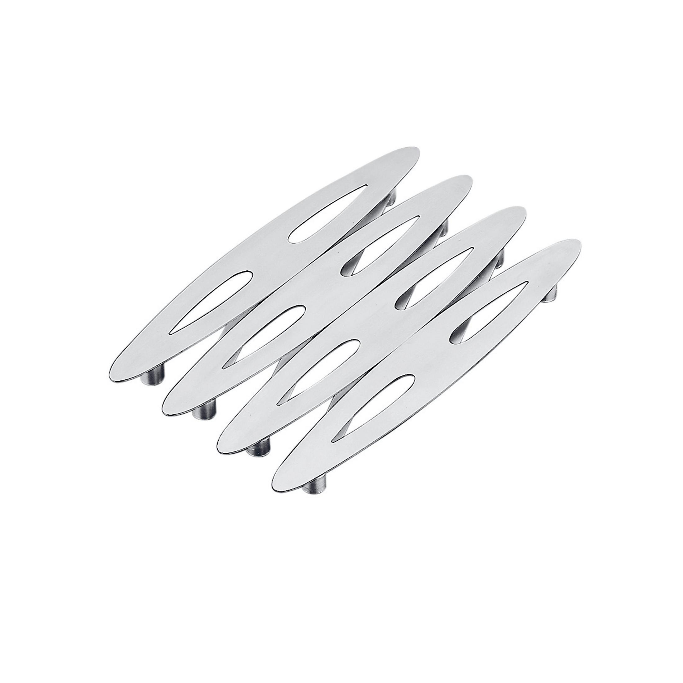 Ein metallischer Topfuntersetzer mit vier schmalen, länglichen Aussparungen.