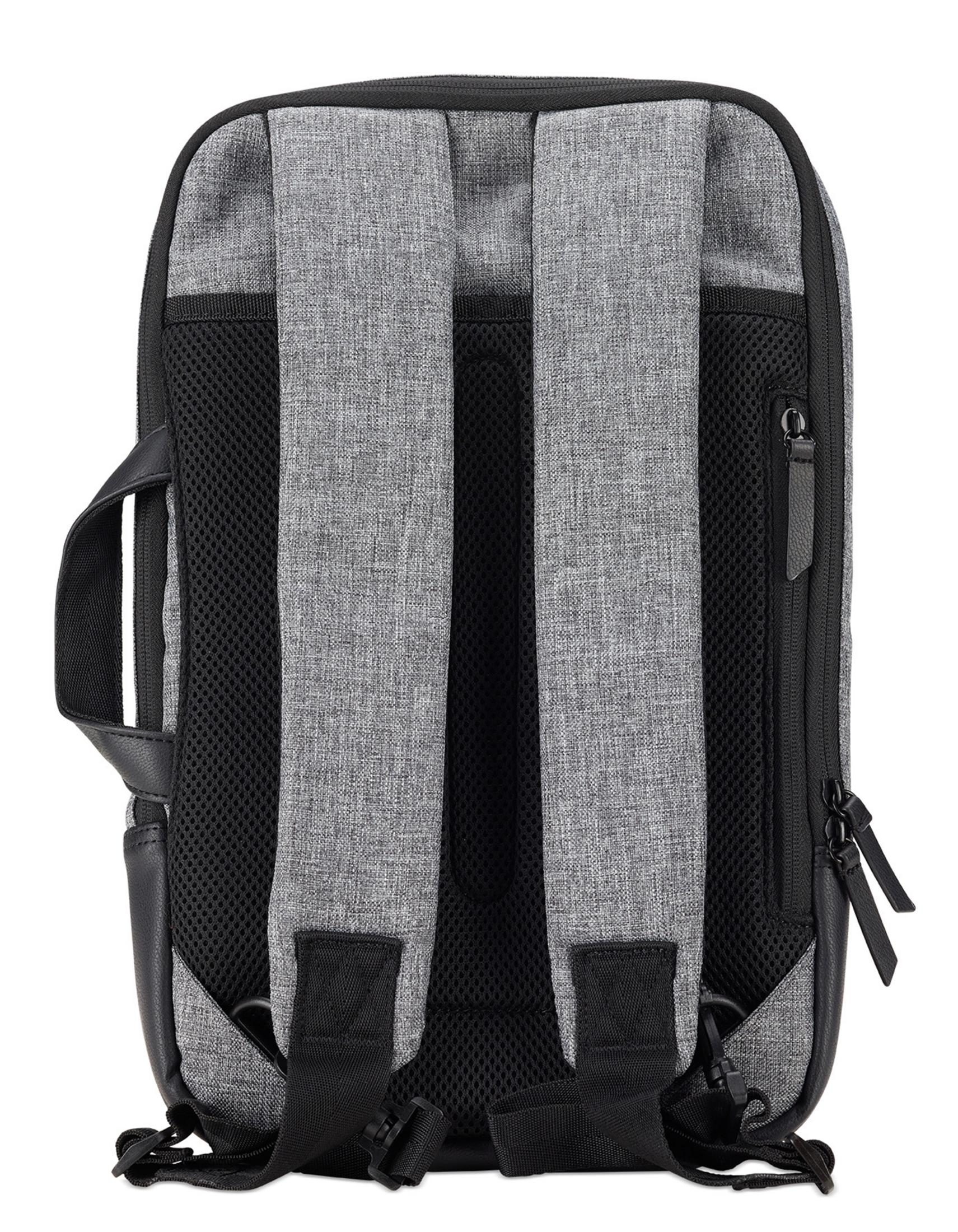 Mochila gris con correas negras y panel trasero de malla.