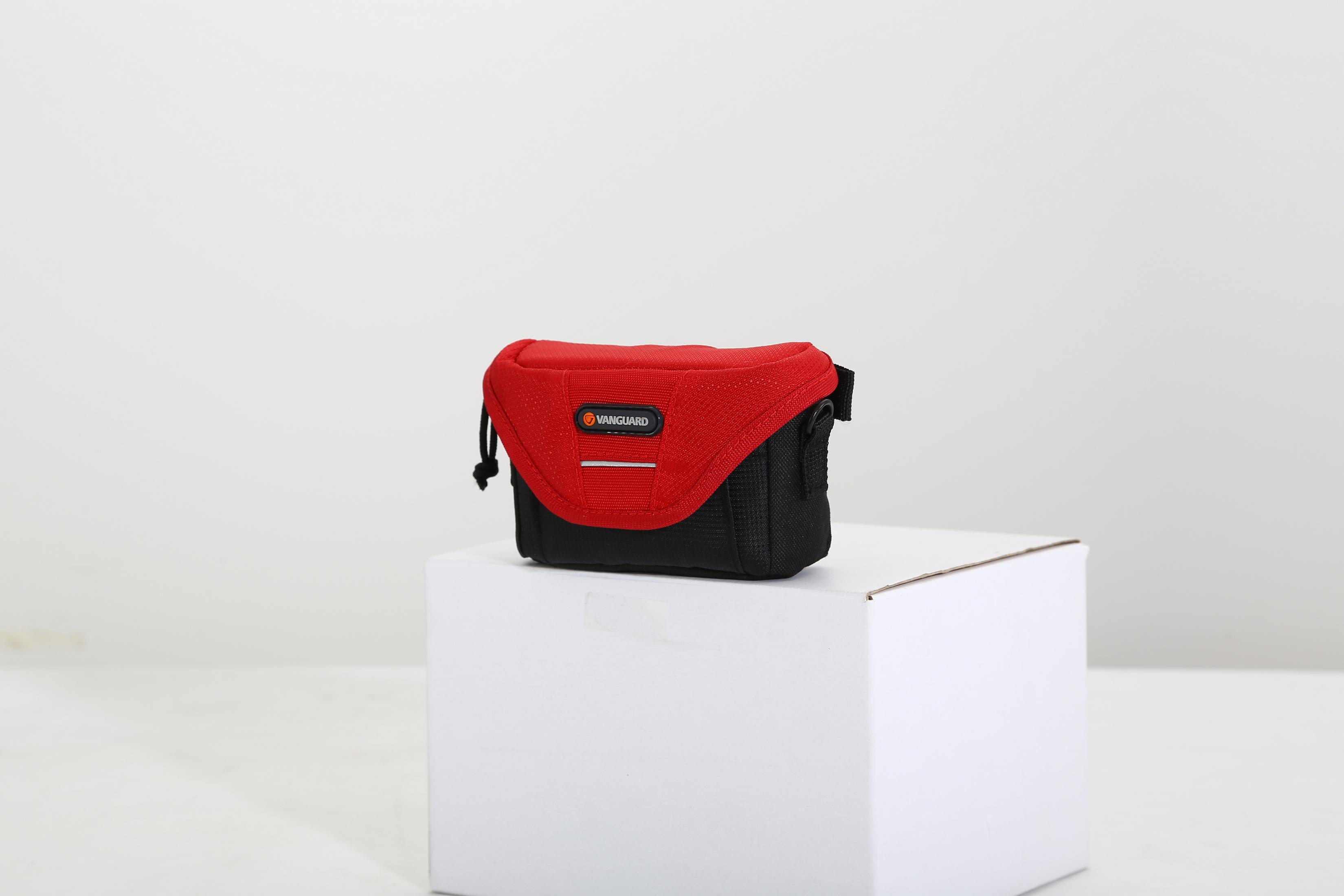 Bolsa de cámara Vanguard roja y negra sobre una caja blanca.