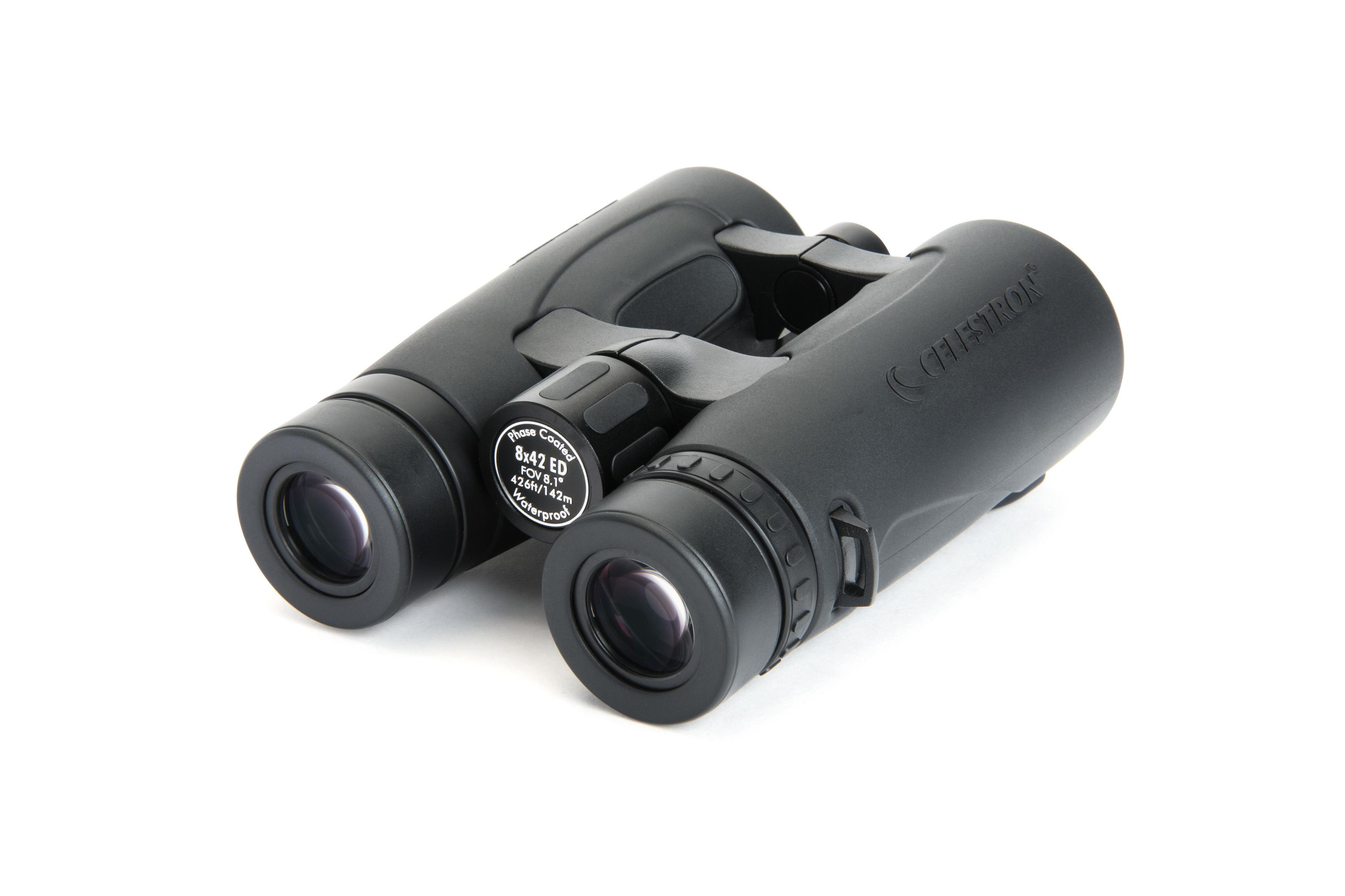 Schwarze Celestron Fernglas mit Beschriftung auf weißem Hintergrund.