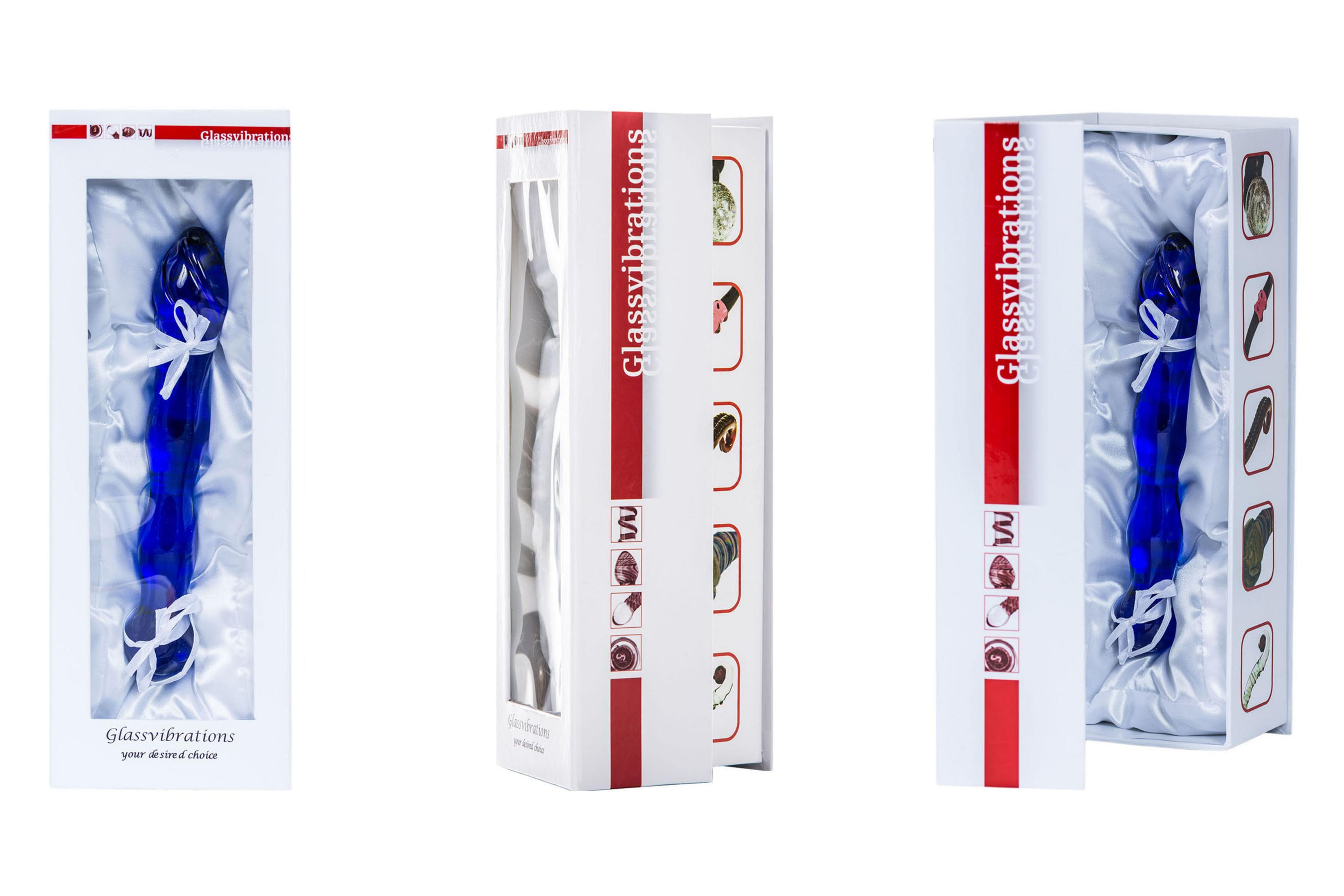 Ein blaues Glasobjekt mit weißen Bändern in einer weißen Verpackung.