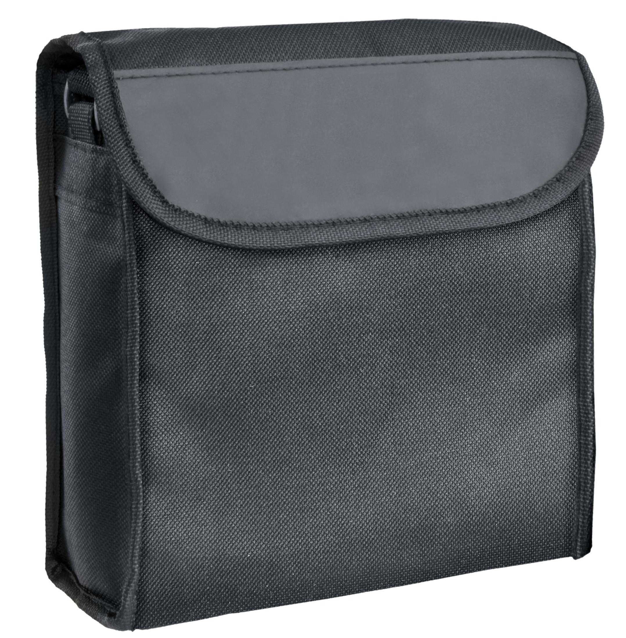 Una bolsa negra con solapa gris, hecha de tela resistente. Aislada en blanco.