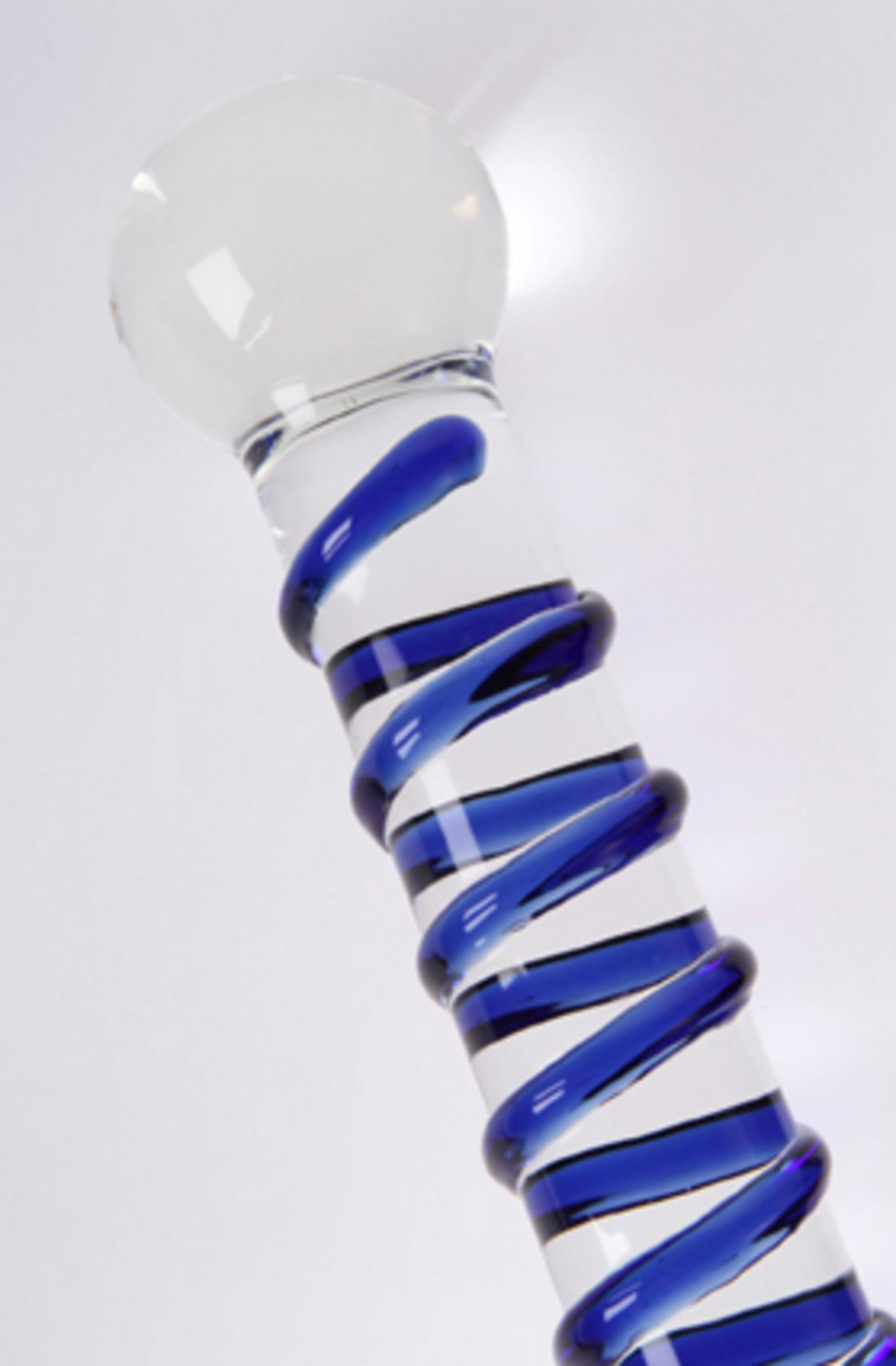 Ein Glasstab mit einer blauen Spirale und einer Glaskugel an der Spitze.