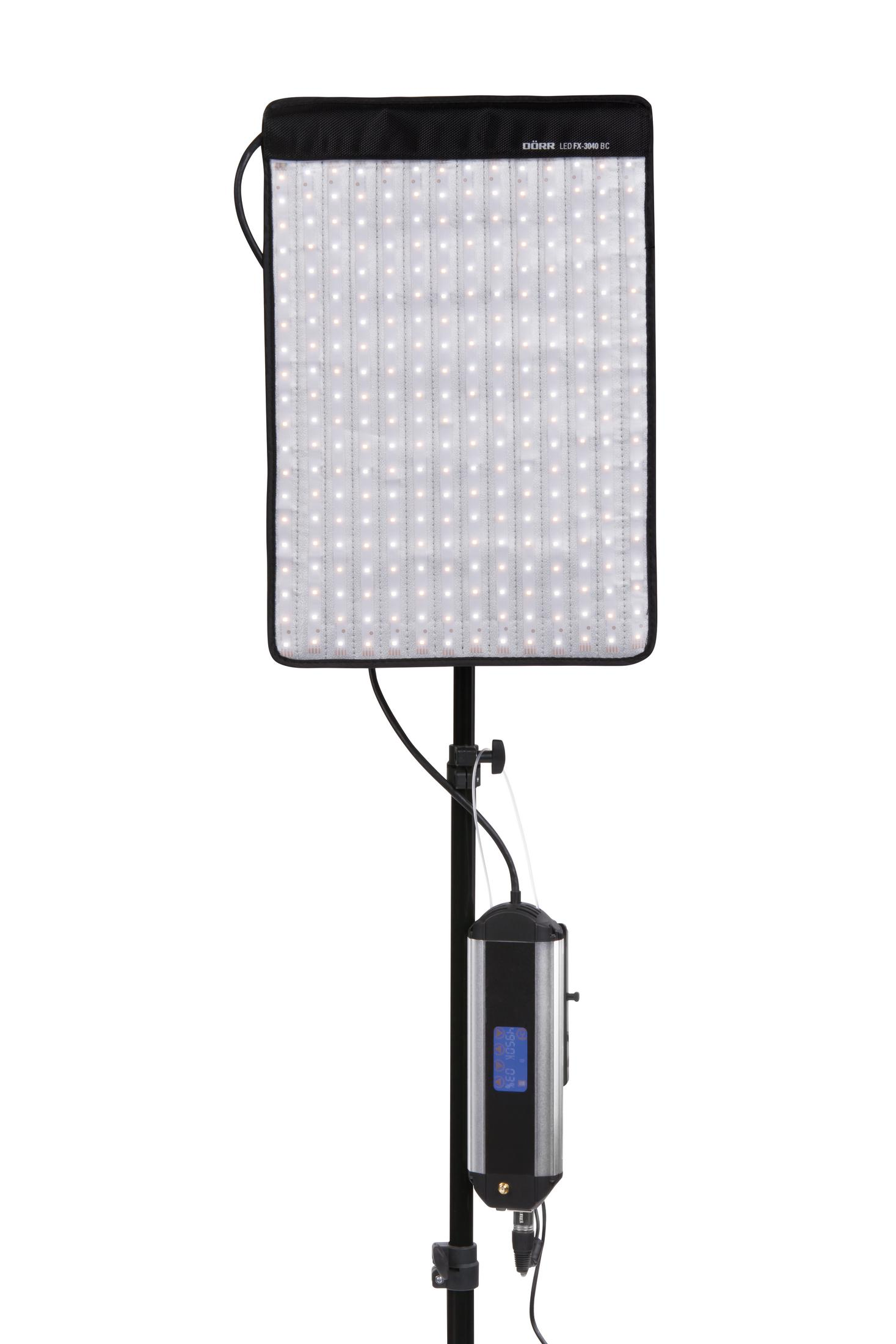 Ein rechteckiges LED-Panel mit vielen Lichtern auf einem Stativ, mit einem silbernen Steuergerät.