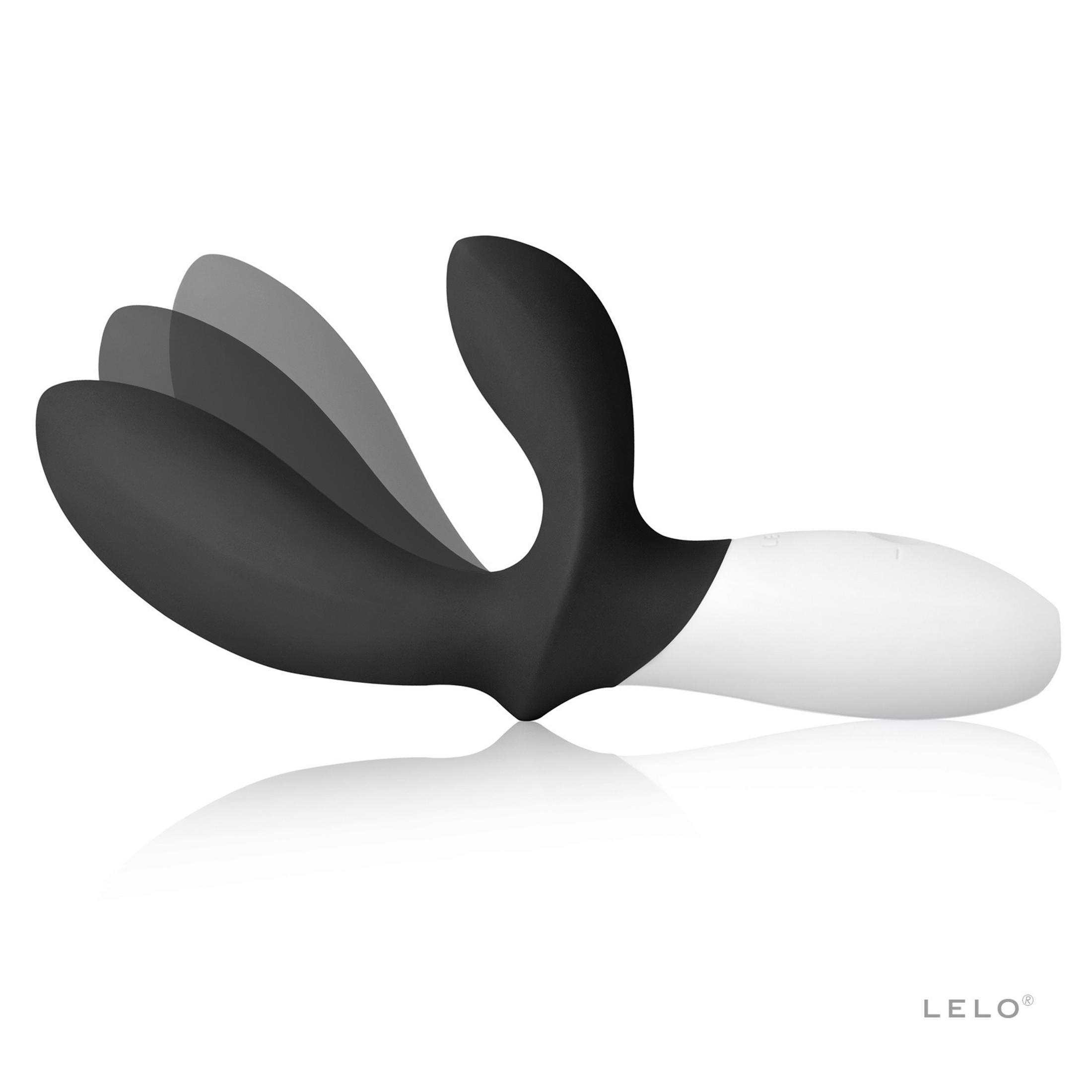 Un vibrador negro y blanco con alas curvas, reflejado sobre una superficie blanca.