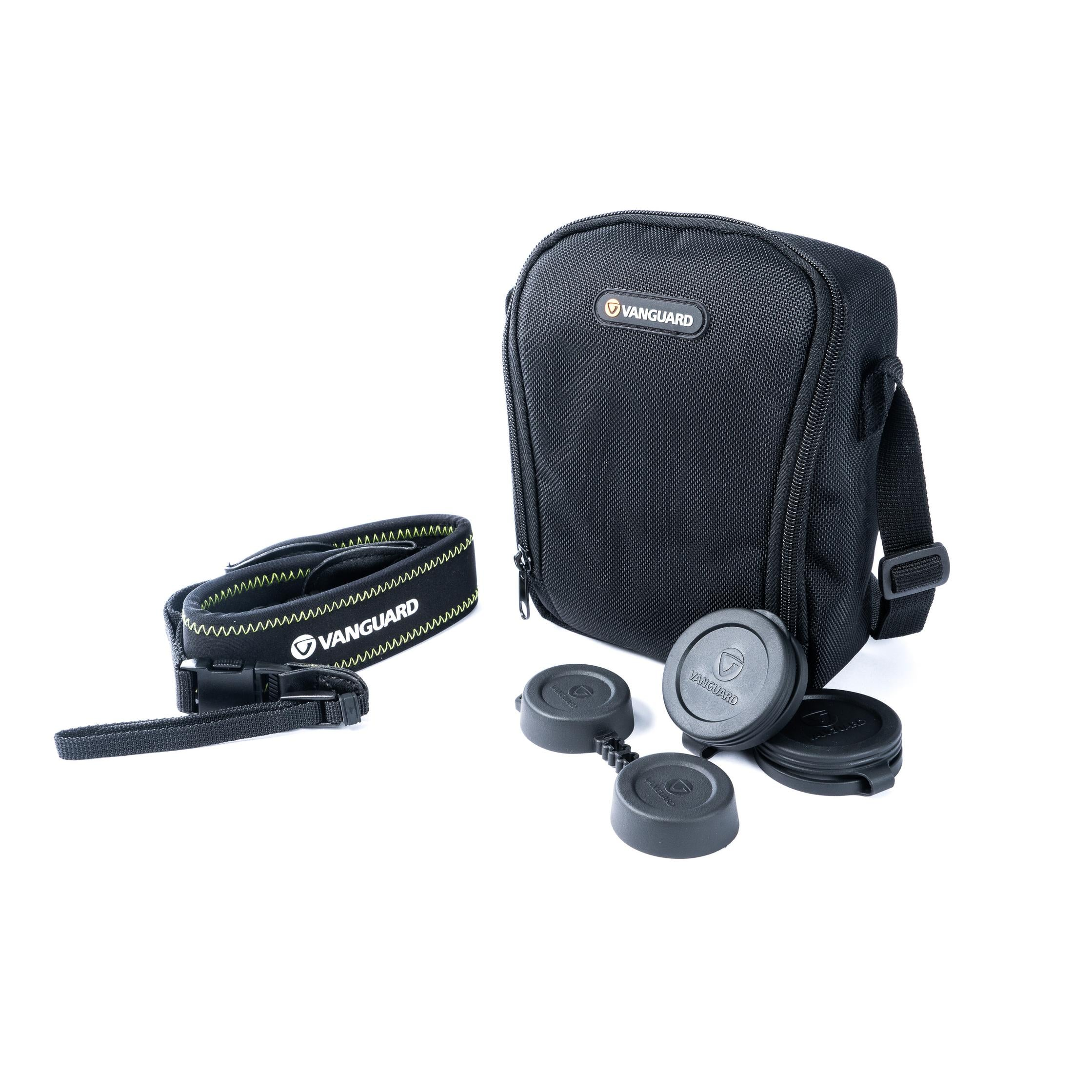 Una tracolla per fotocamera nera con cuciture gialle, una borsa e tre tappi obiettivo.