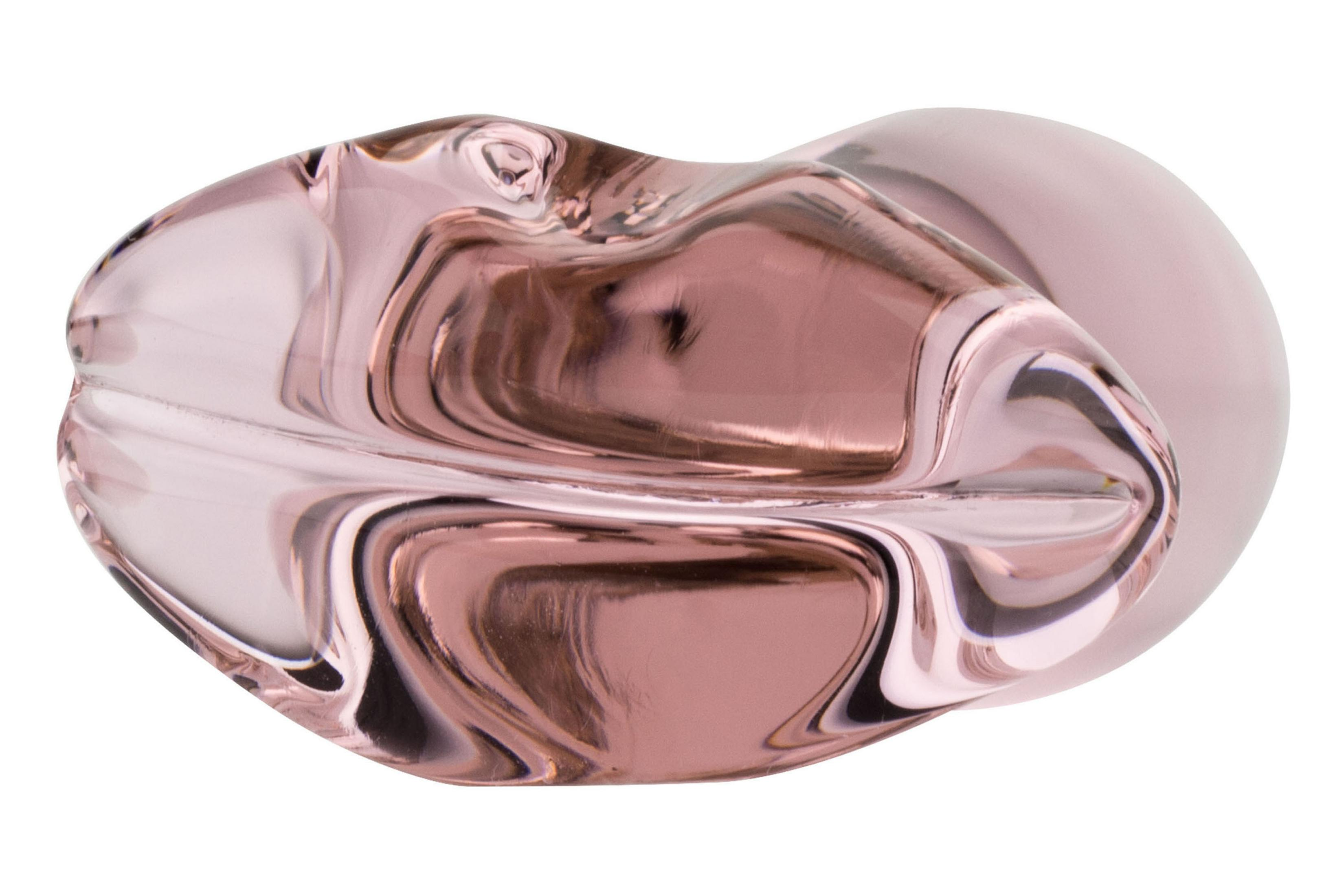 Ein rosa-farbenes Glasobjekt mit fließenden Formen und spiegelnden Oberflächen.