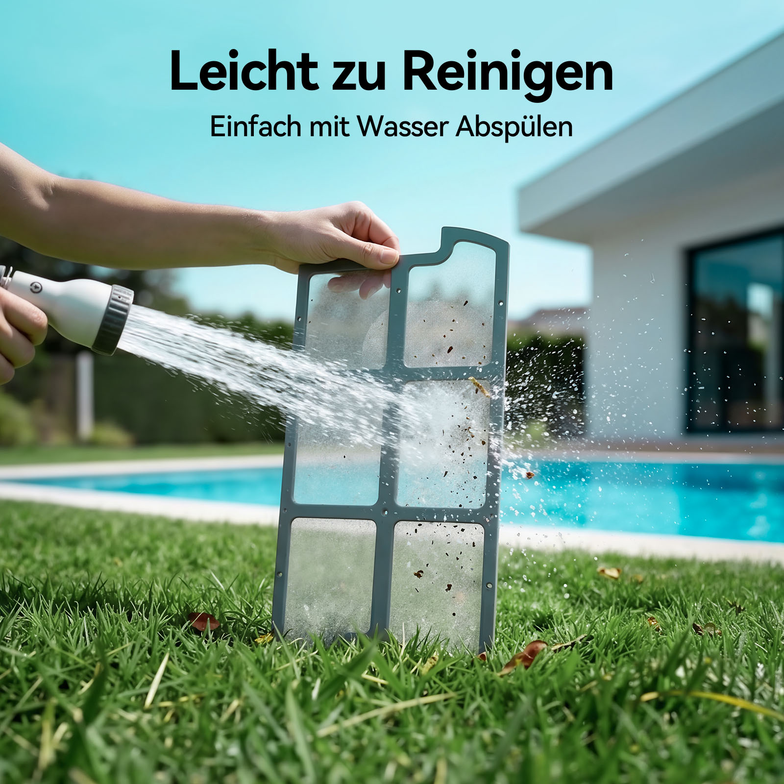 Una mano pulisce un filtro con un tubo dell'acqua in giardino vicino a una piscina.